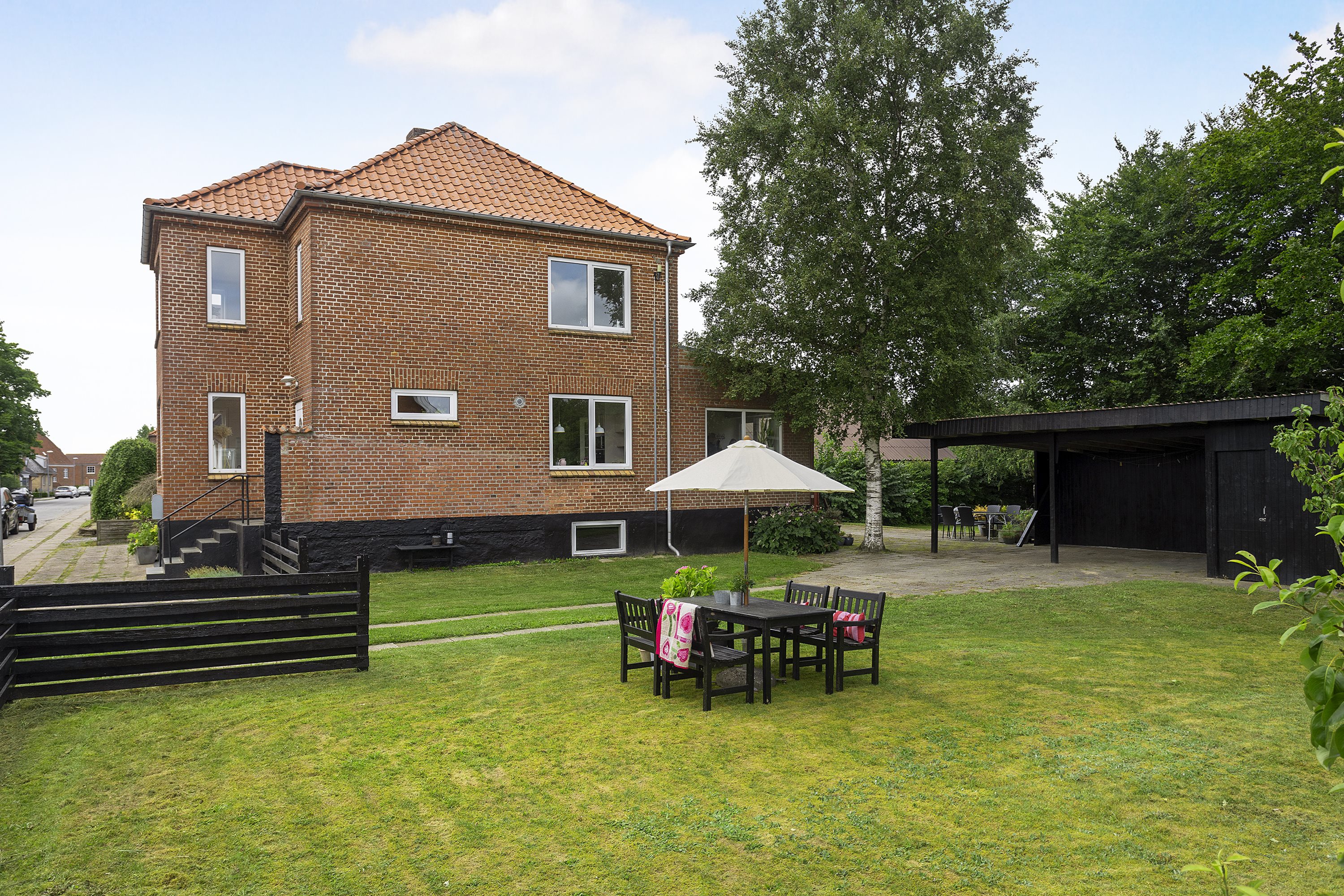 Fremhævet set fra vejen billede i fuldskærmstilstand. Billede af Primulavej 11, 9750 Østervrå