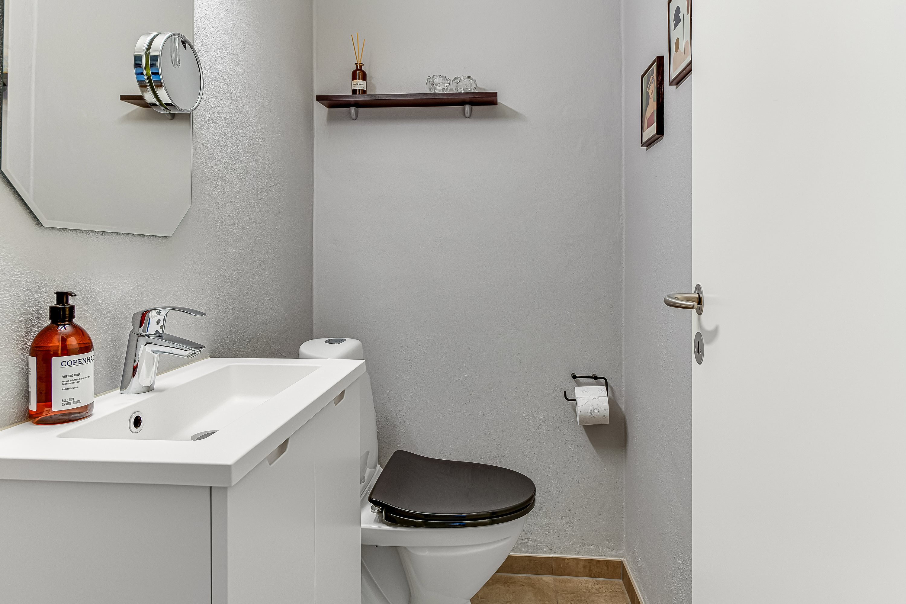 Fremhævet toilet billede i fuldskærmstilstand. Billede af Kærvej 225, 7190 Billund