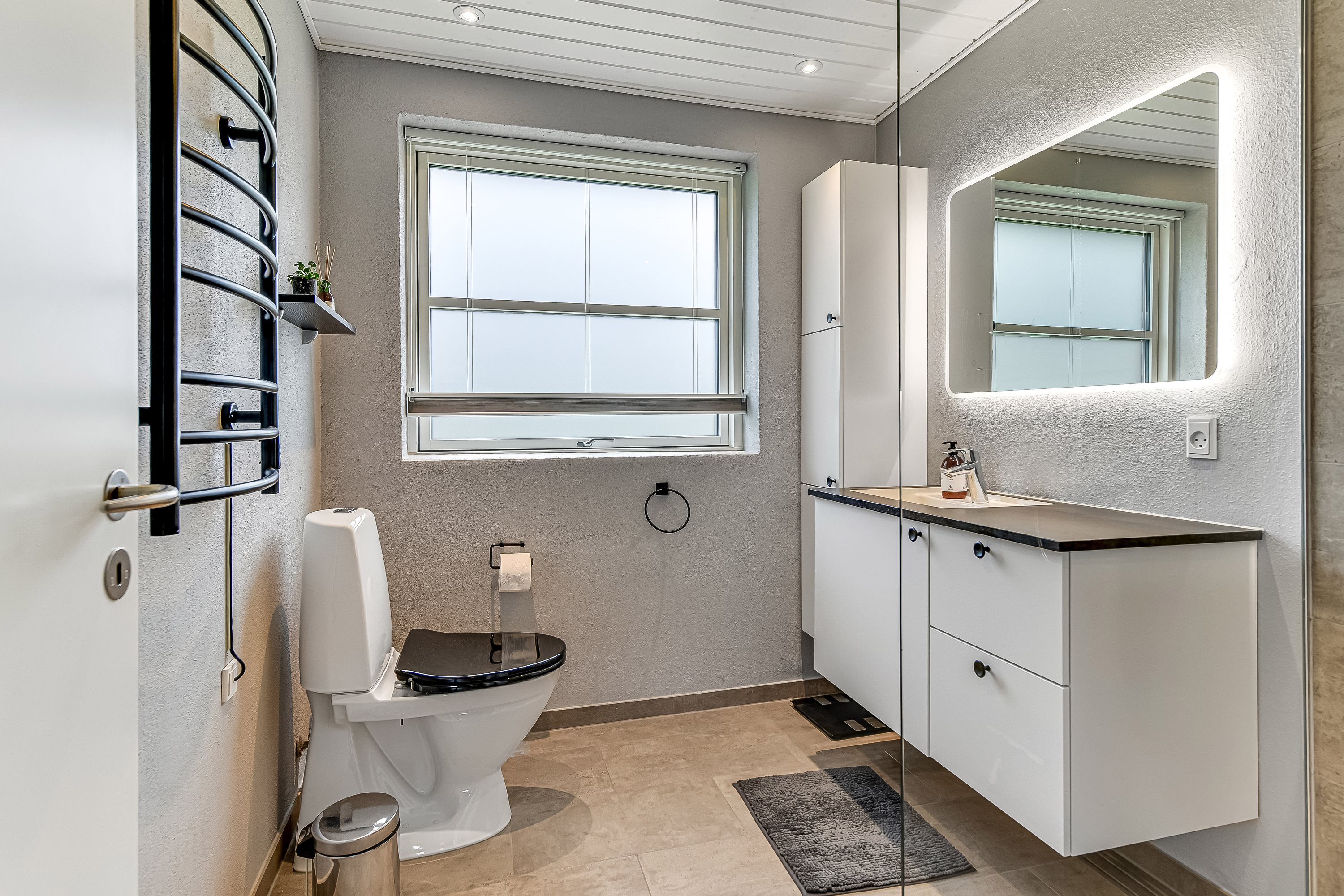 Fremhævet toilet billede i fuldskærmstilstand. Billede af Kærvej 225, 7190 Billund