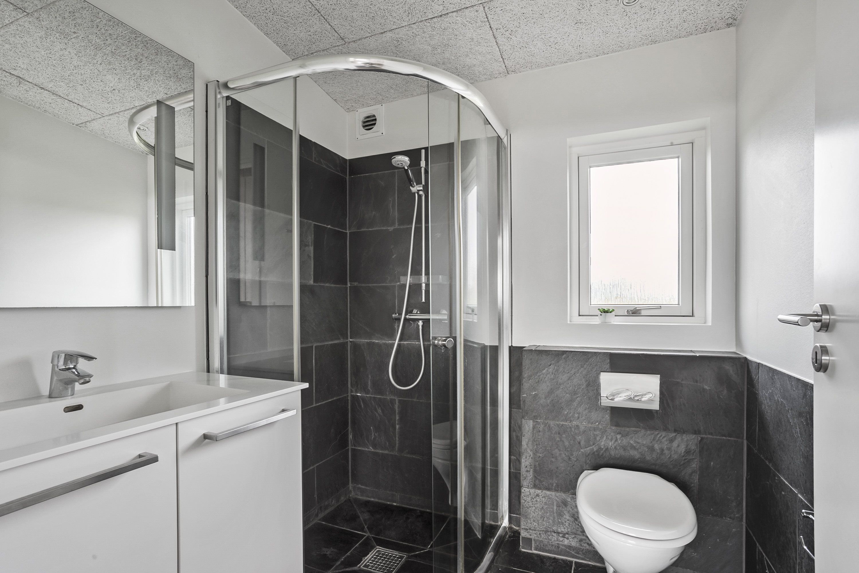 Fremhævet badeværelse billede i fuldskærmstilstand. Billede af Aarø Strandhøj 11, 6100 Haderslev