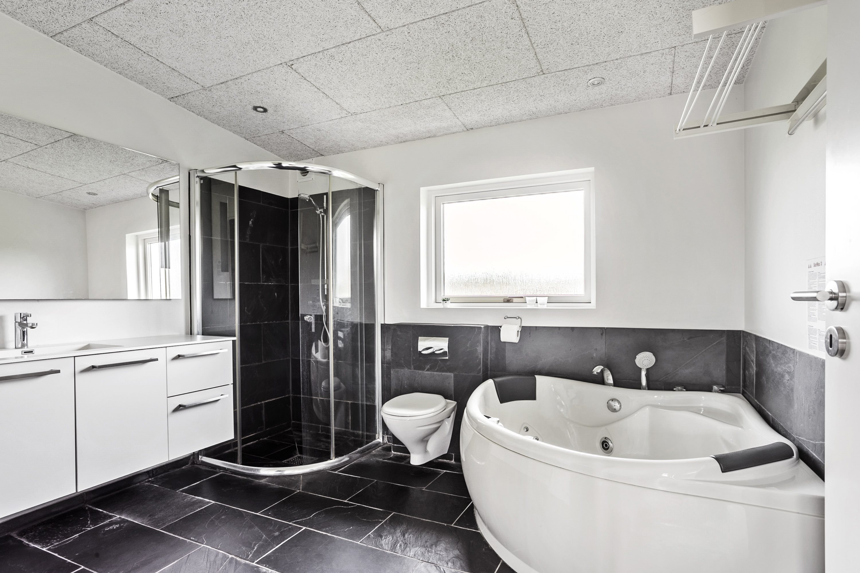 Fremhævet badeværelse billede i fuldskærmstilstand. Billede af Aarø Strandhøj 11, 6100 Haderslev