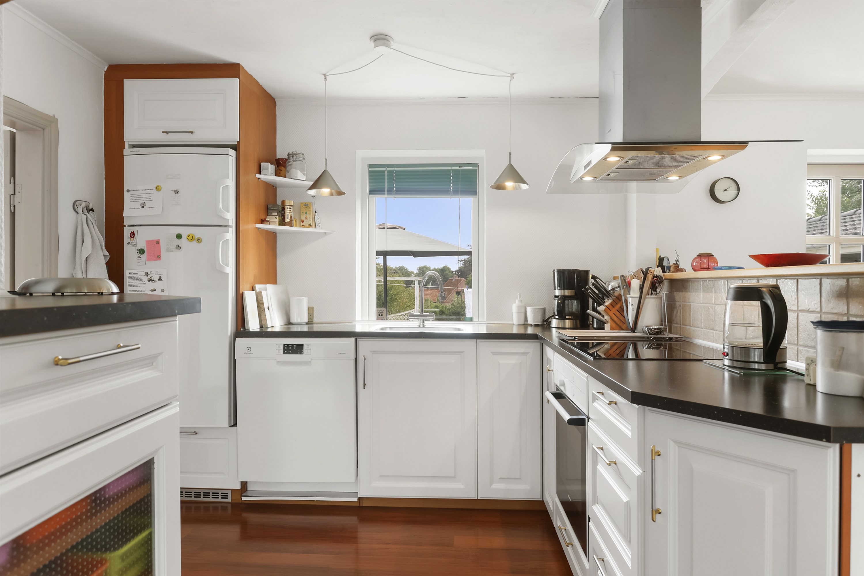 Fremhævet køkken billede i fuldskærmstilstand. Billede af Østkystvejen 351, Voerså, 9300 Sæby