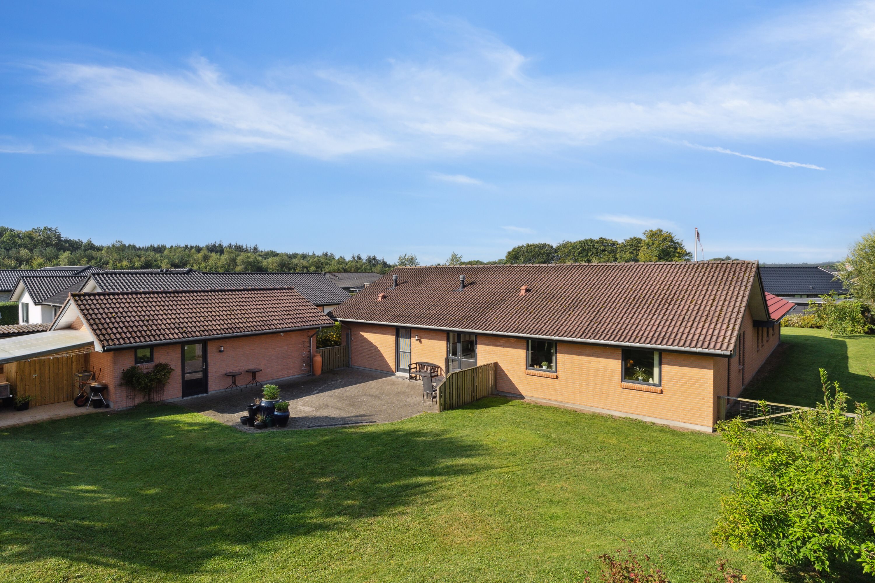 Fremhævet set fra haven billede i fuldskærmstilstand. Billede af Teglgårdshaven 14, 9870 Sindal