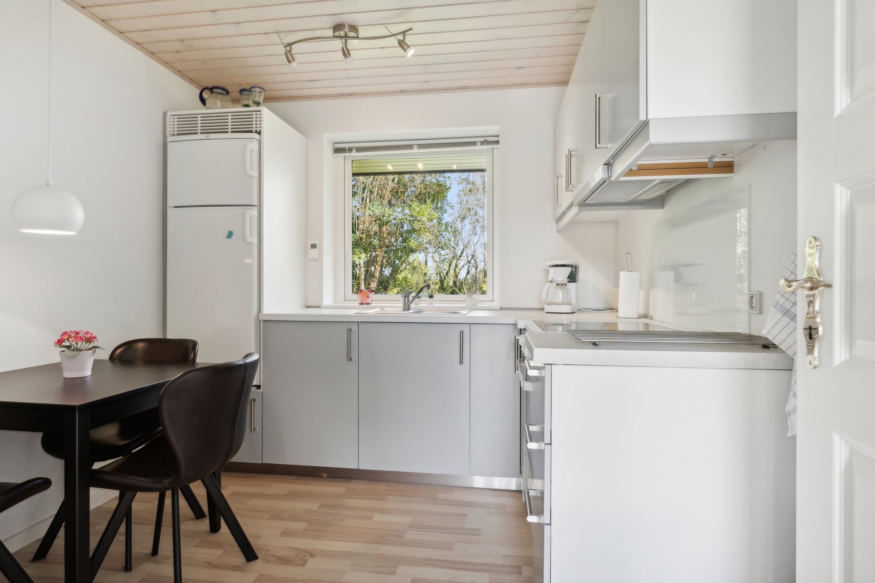 Fremhævet køkken billede i fuldskærmstilstand. Billede af Teglgårdshaven 14, 9870 Sindal