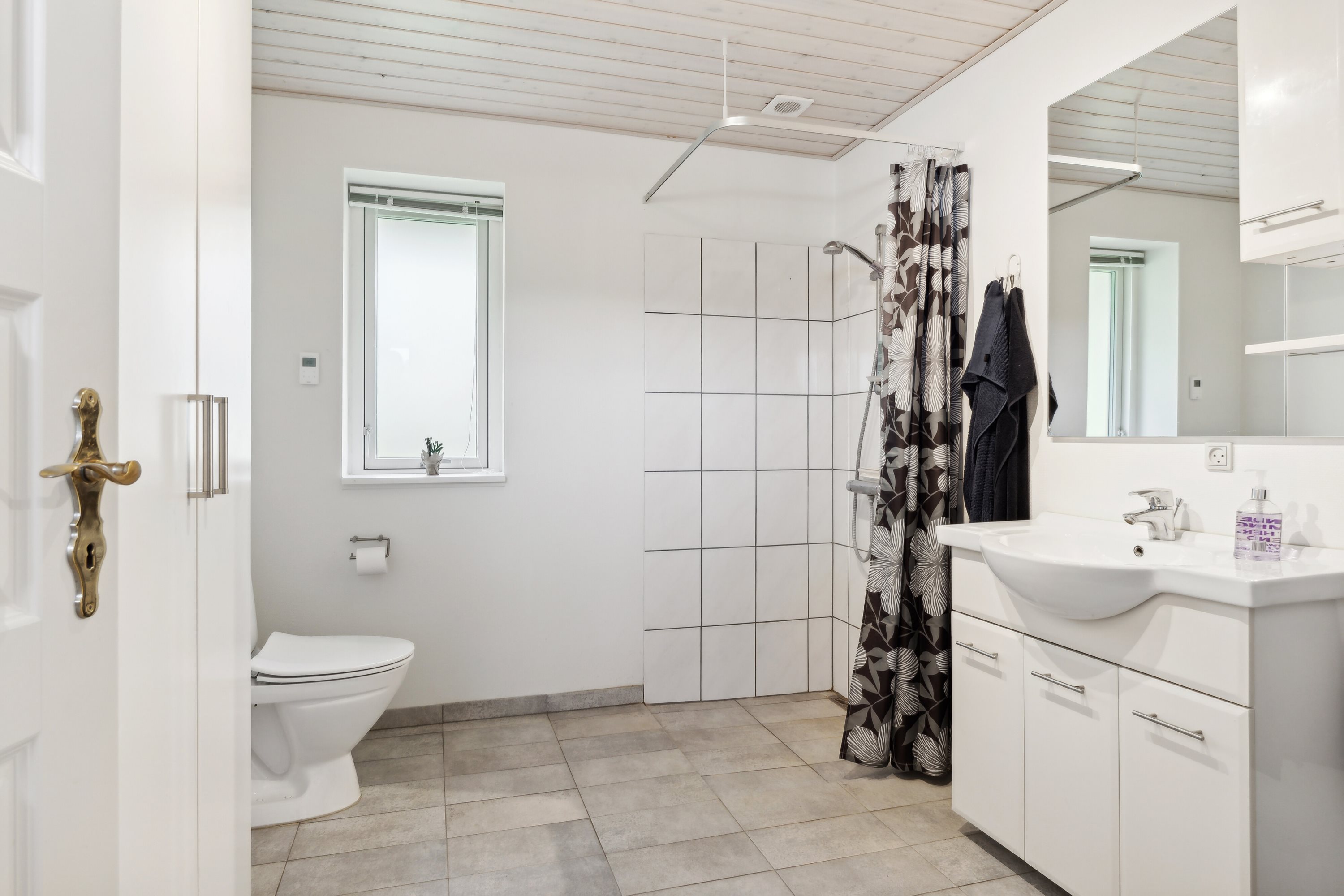 Fremhævet badeværelse billede i fuldskærmstilstand. Billede af Teglgårdshaven 14, 9870 Sindal