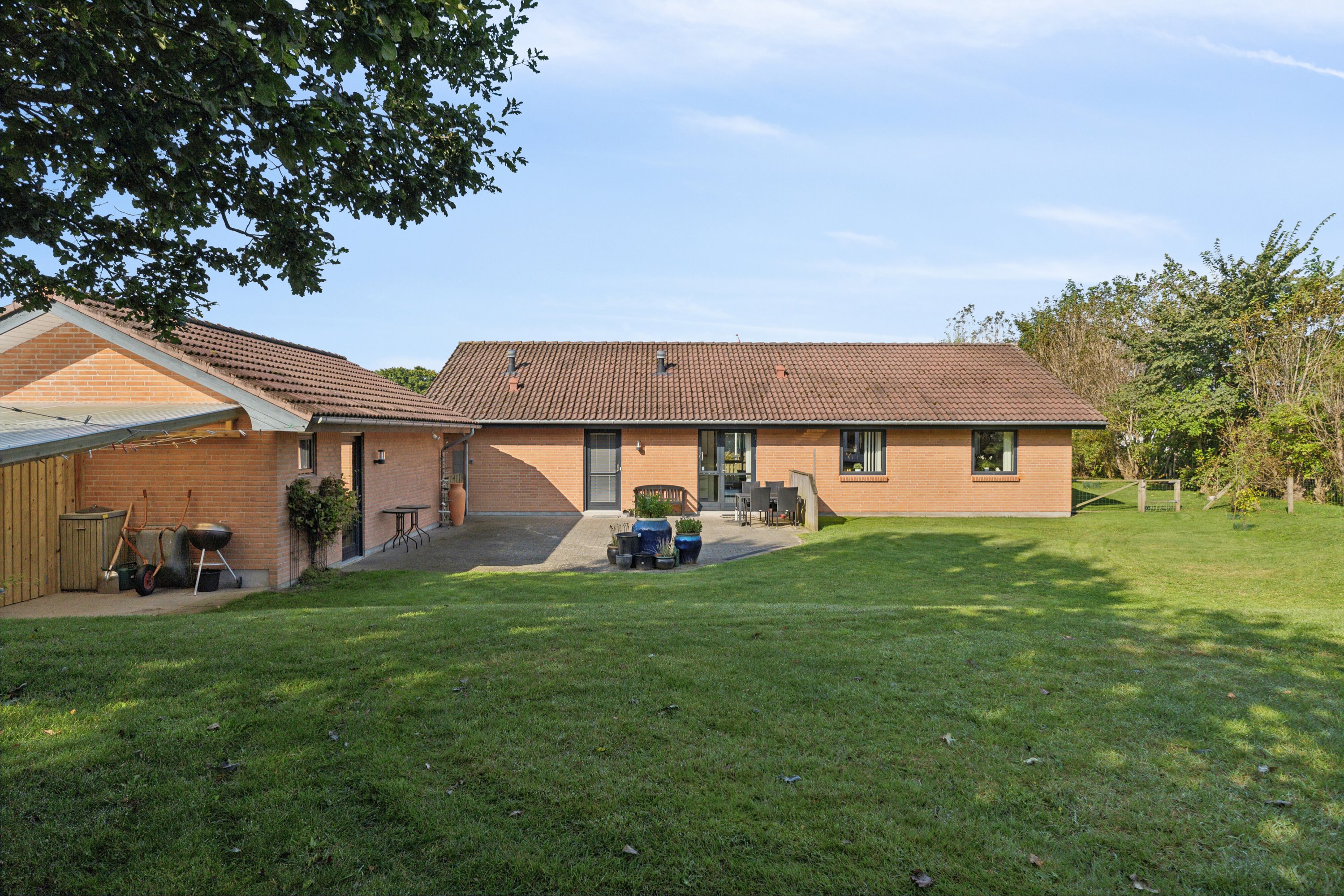Fremhævet set fra haven billede i fuldskærmstilstand. Billede af Teglgårdshaven 14, 9870 Sindal