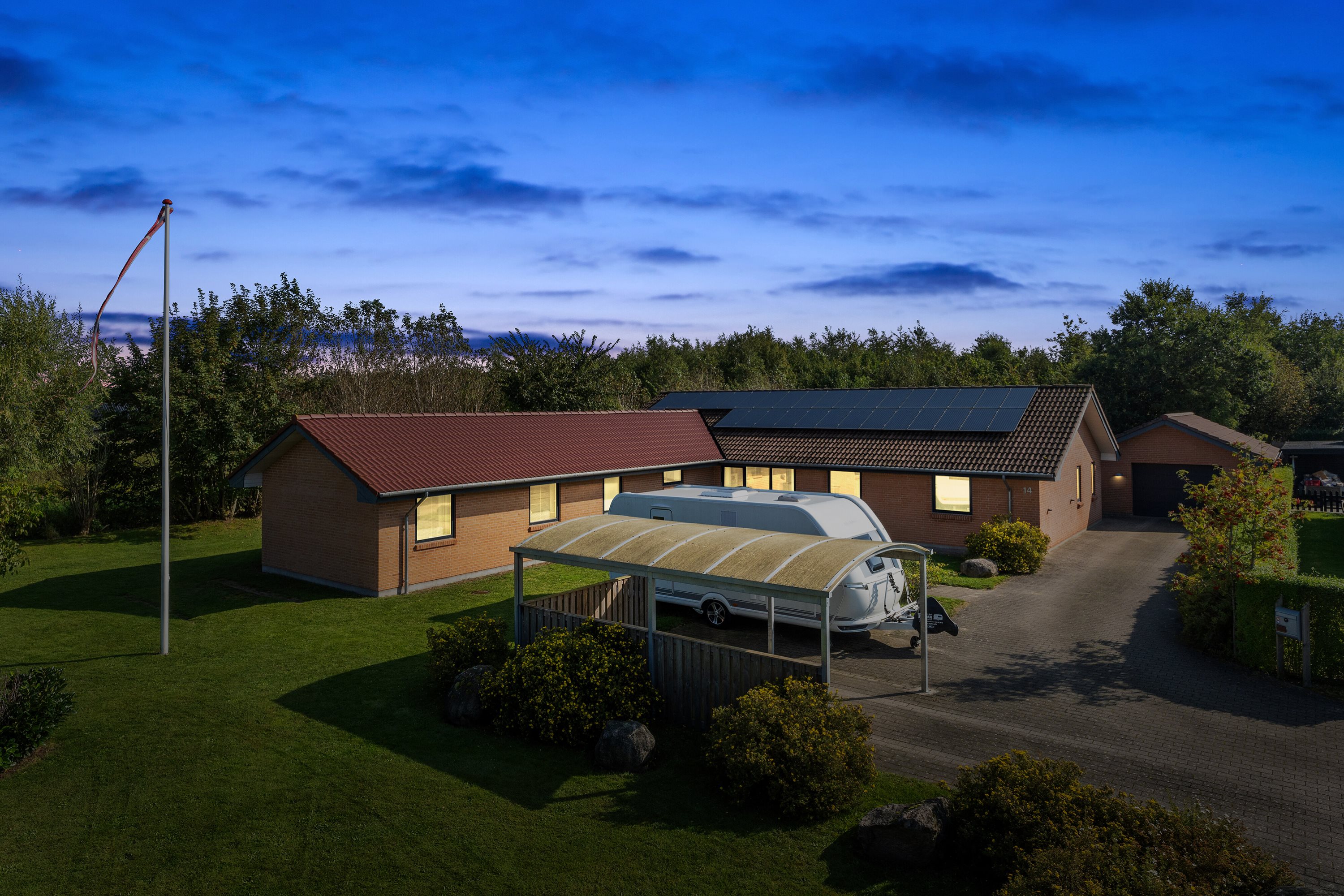 Fremhævet set fra haven billede i fuldskærmstilstand. Billede af Teglgårdshaven 14, 9870 Sindal