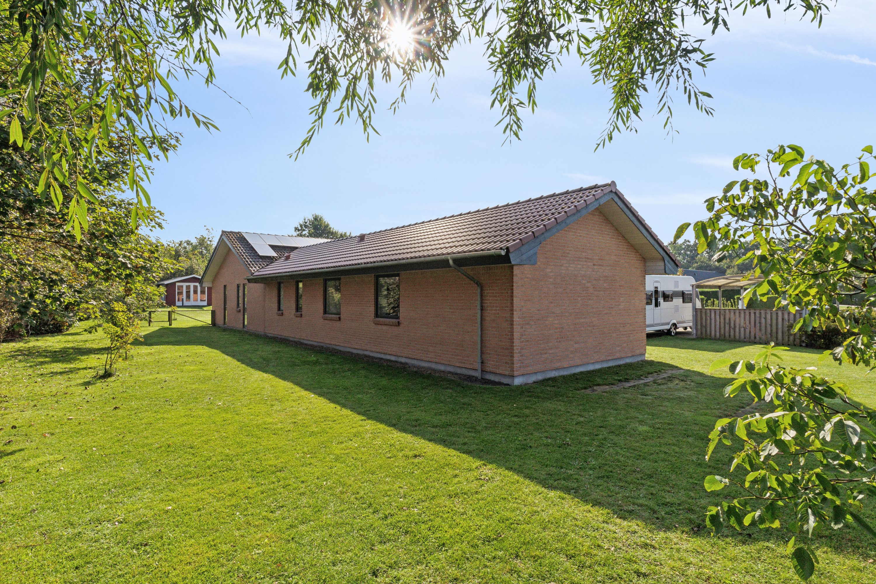Fremhævet set fra haven billede i fuldskærmstilstand. Billede af Teglgårdshaven 14, 9870 Sindal