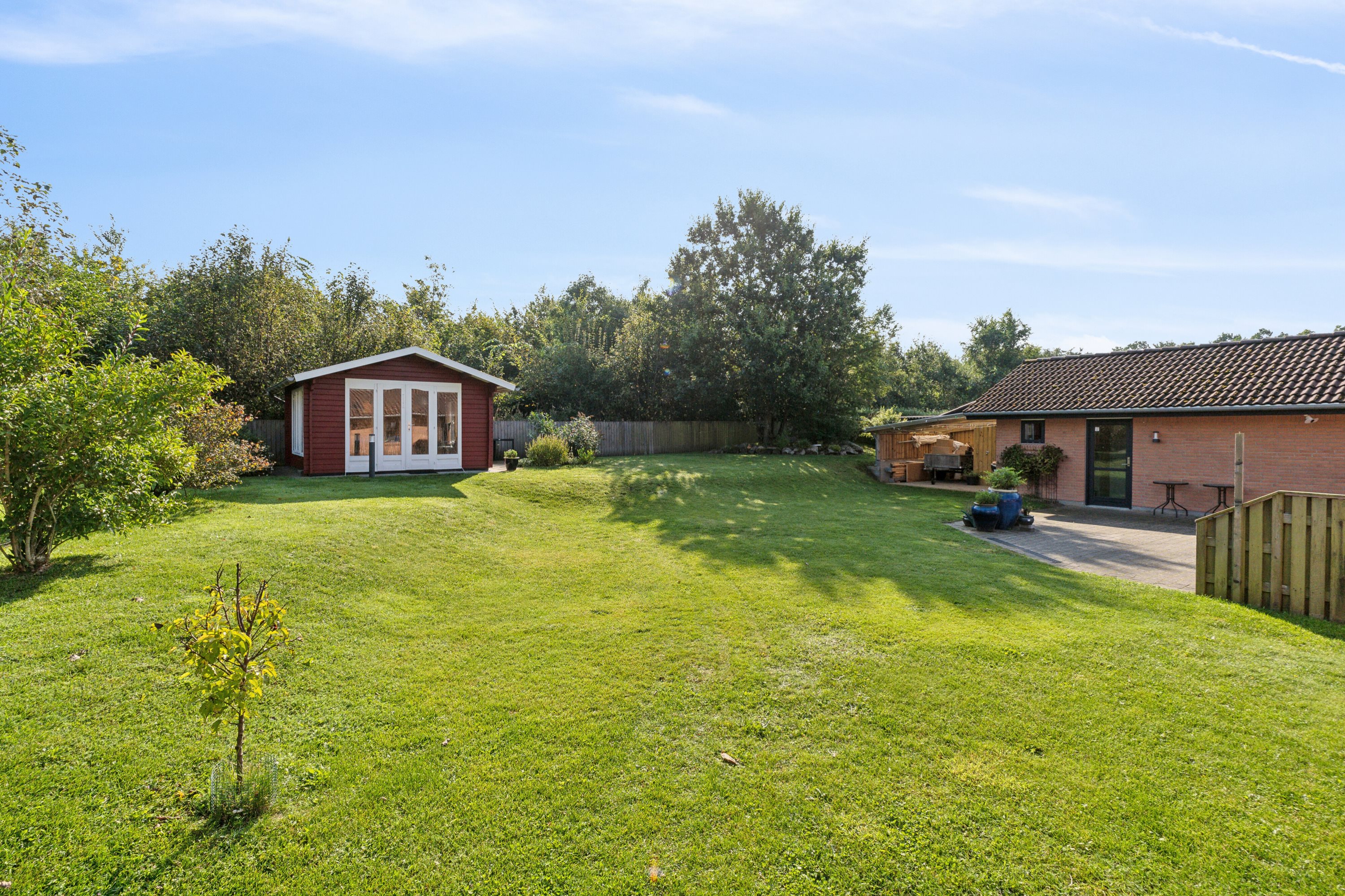 Fremhævet set fra haven billede i fuldskærmstilstand. Billede af Teglgårdshaven 14, 9870 Sindal
