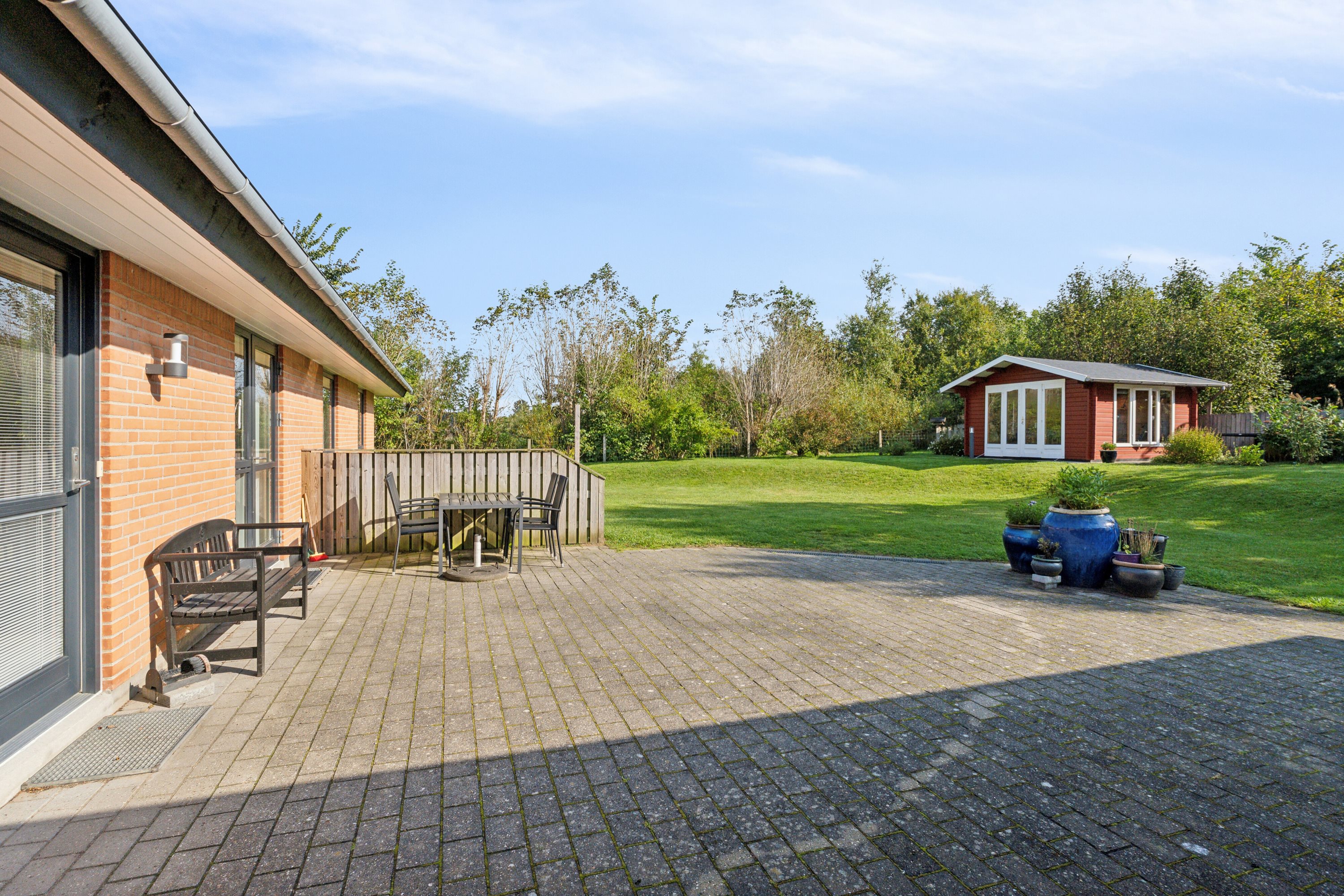 Fremhævet terrasse billede i fuldskærmstilstand. Billede af Teglgårdshaven 14, 9870 Sindal