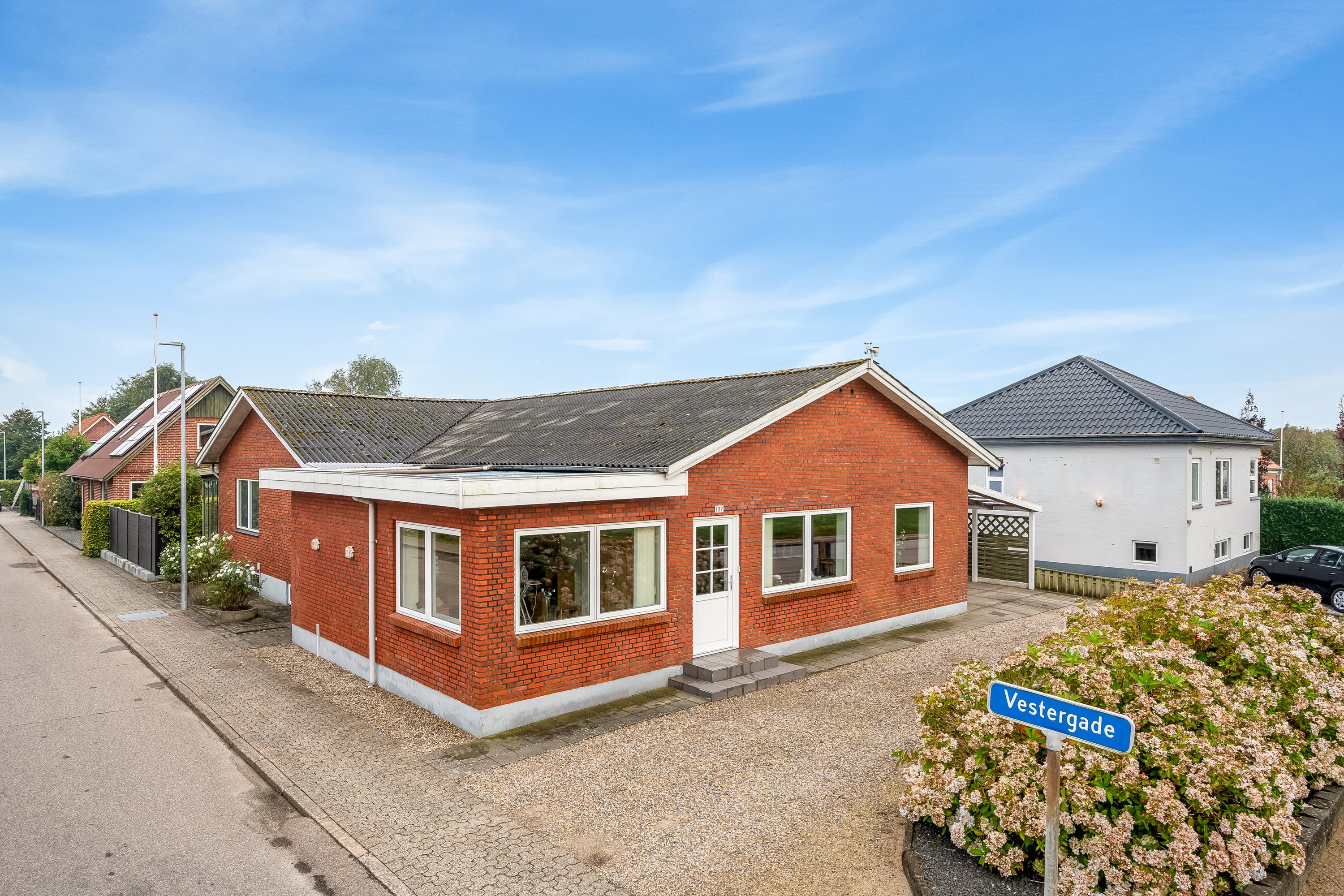 Fremhævet facade billede i fuldskærmstilstand. Billede af Hovedgaden 107, 6971 Spjald