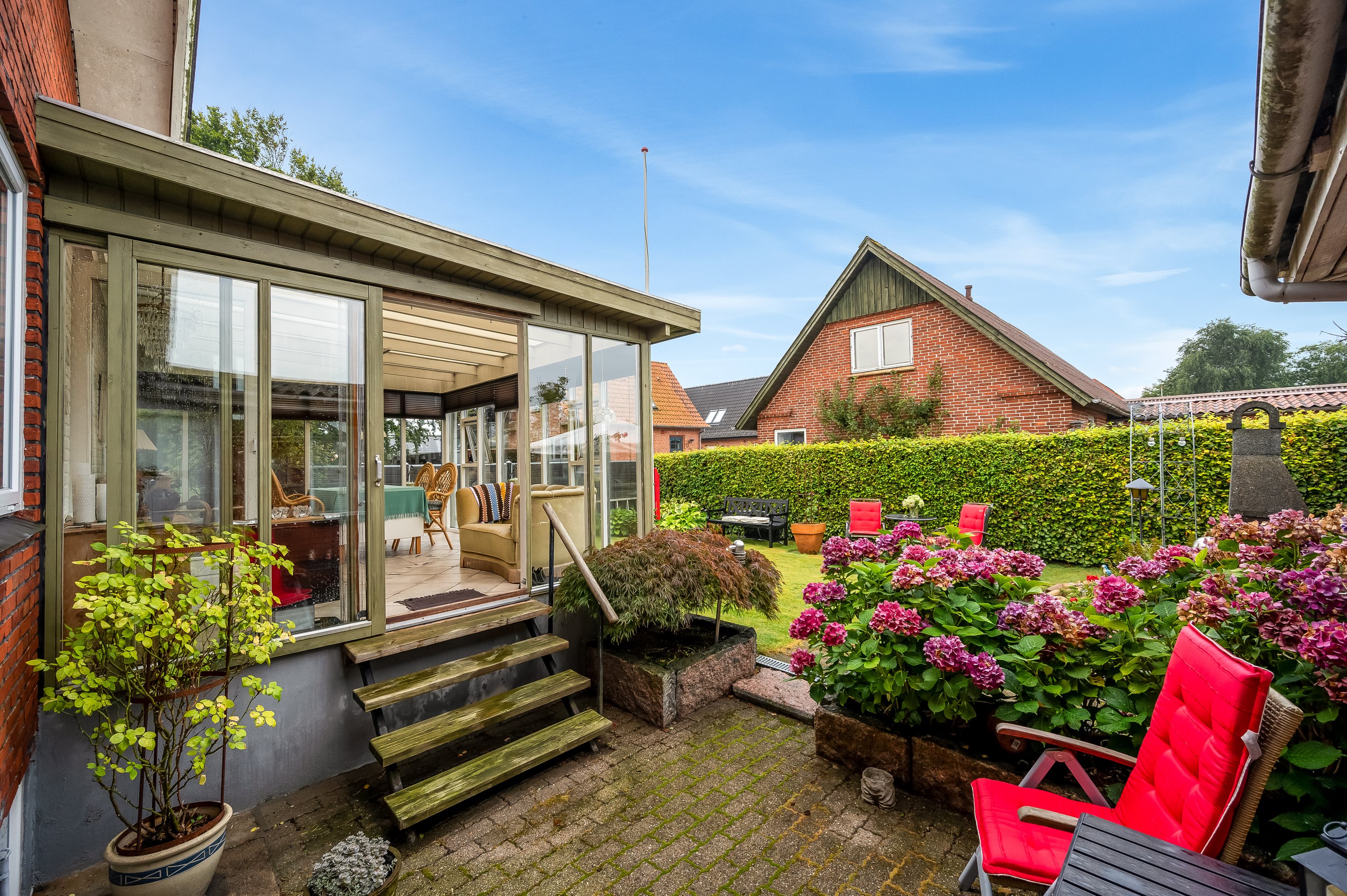 Fremhævet udendørs billede i fuldskærmstilstand. Billede af Hovedgaden 107, 6971 Spjald