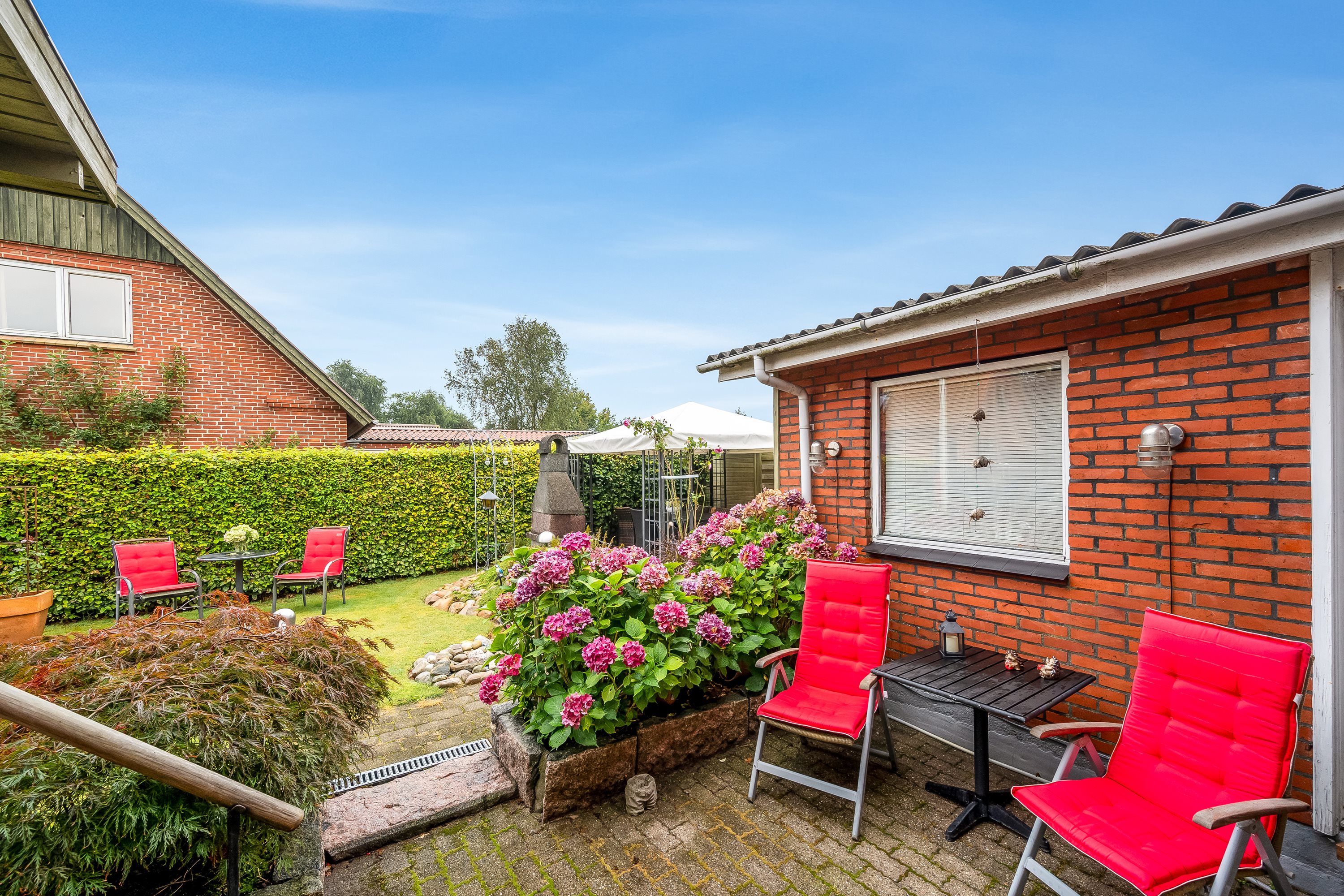 Fremhævet udendørs billede i fuldskærmstilstand. Billede af Hovedgaden 107, 6971 Spjald