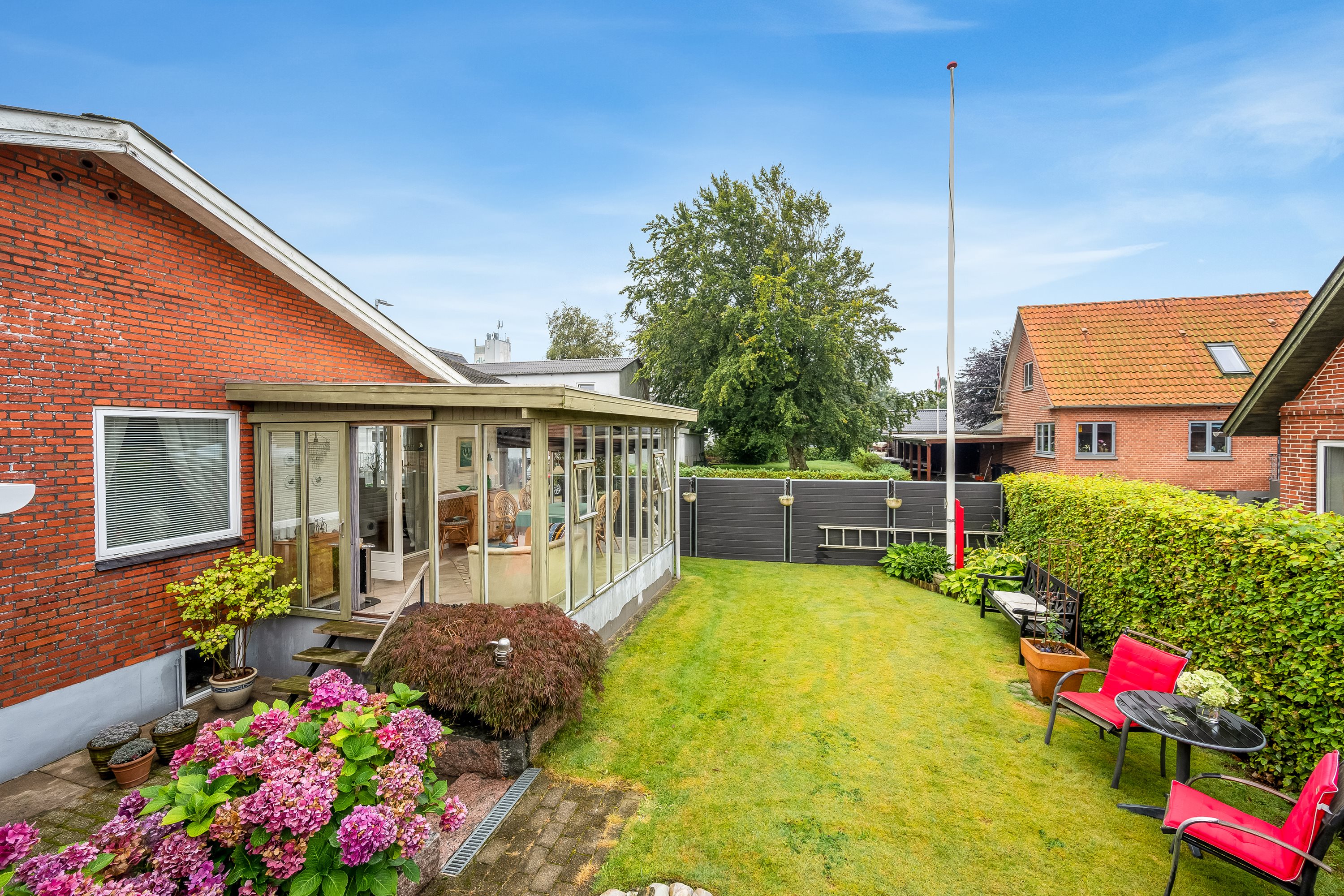 Fremhævet udendørs billede i fuldskærmstilstand. Billede af Hovedgaden 107, 6971 Spjald