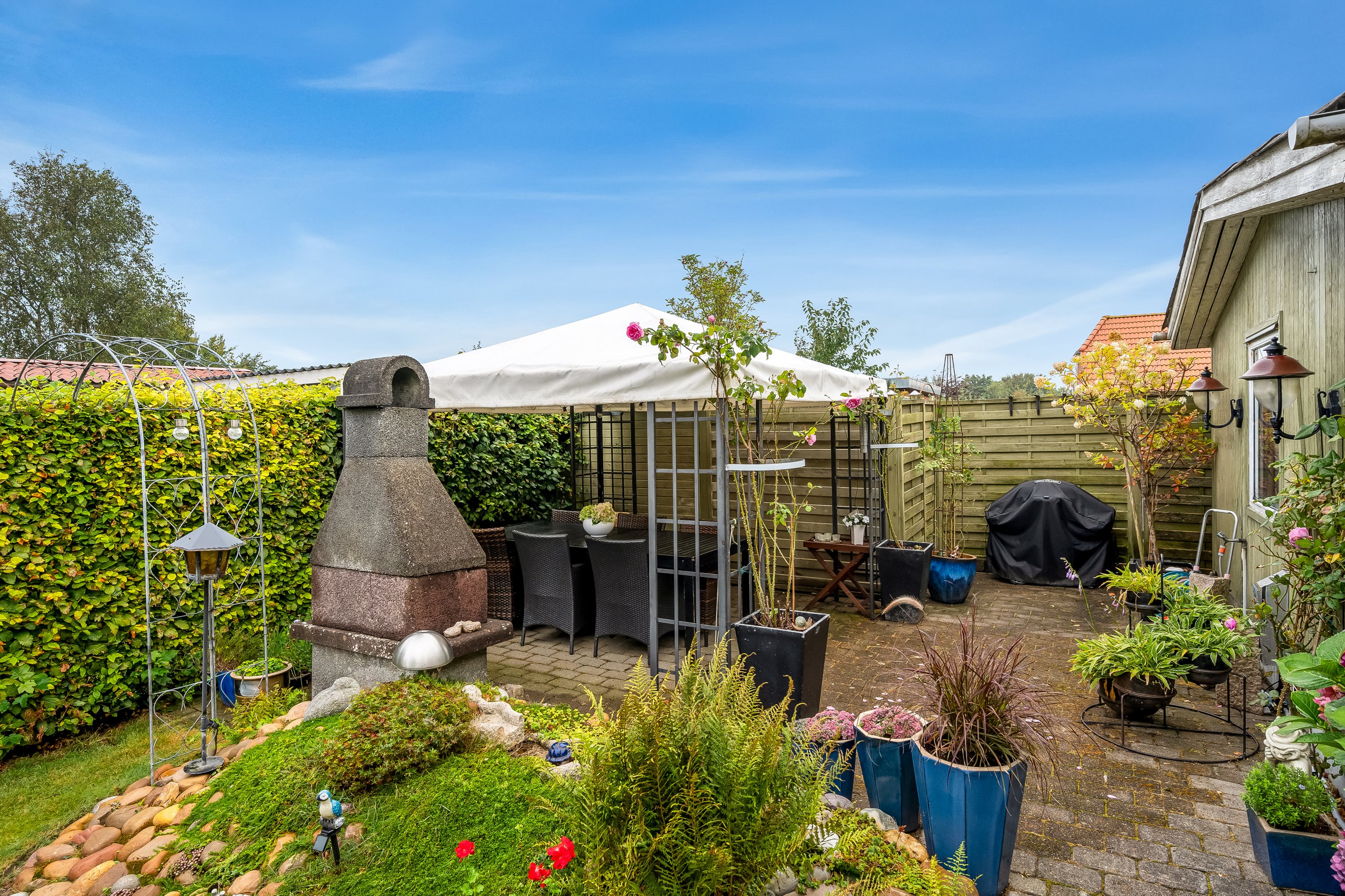 Fremhævet udendørs billede i fuldskærmstilstand. Billede af Hovedgaden 107, 6971 Spjald