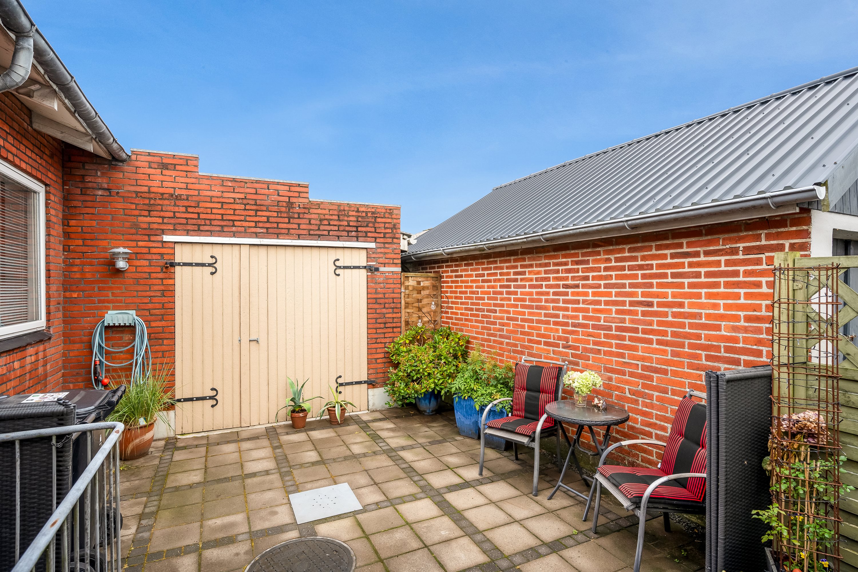 Fremhævet udendørs billede i fuldskærmstilstand. Billede af Hovedgaden 107, 6971 Spjald