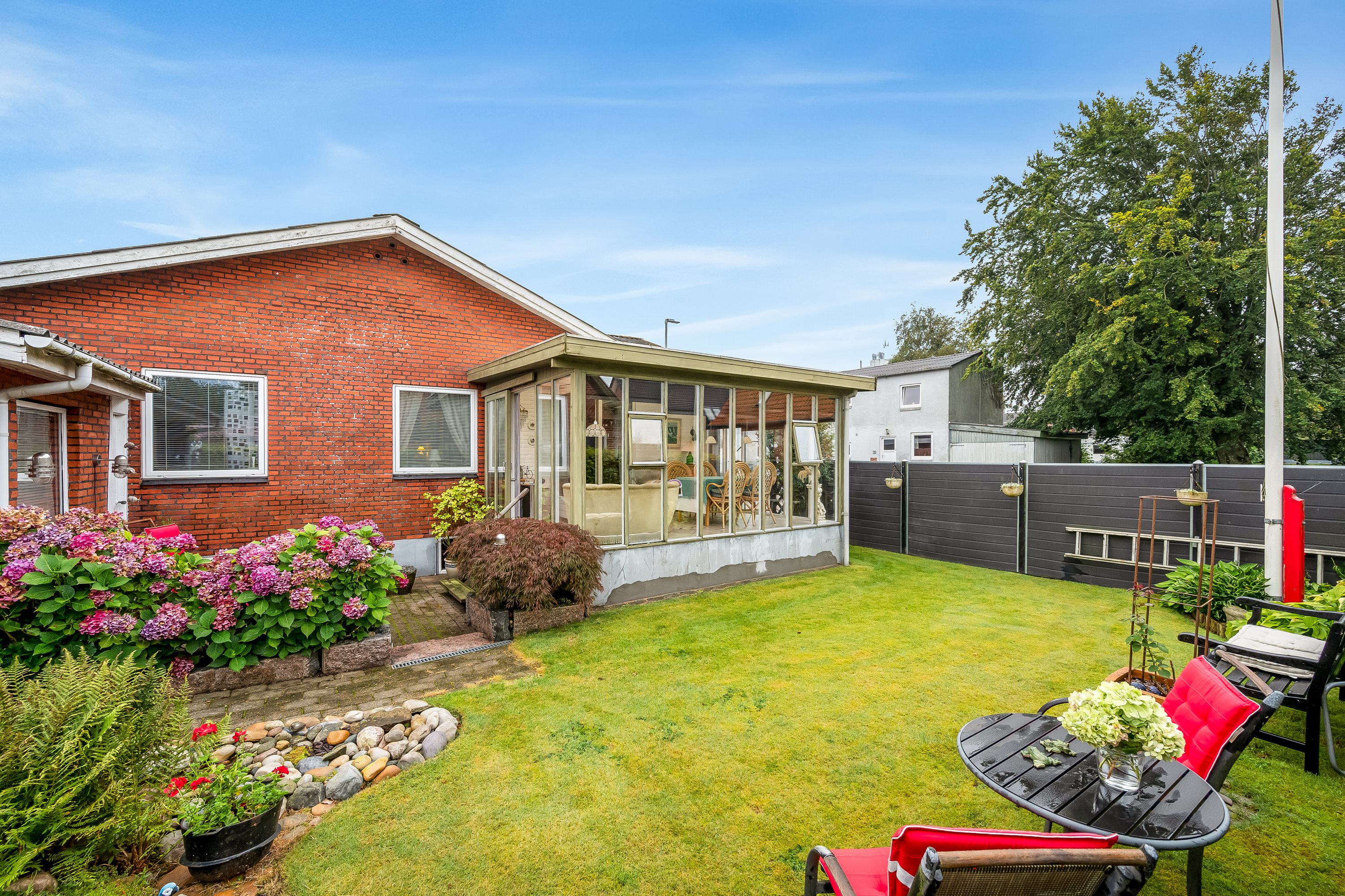 Fremhævet udendørs billede i fuldskærmstilstand. Billede af Hovedgaden 107, 6971 Spjald