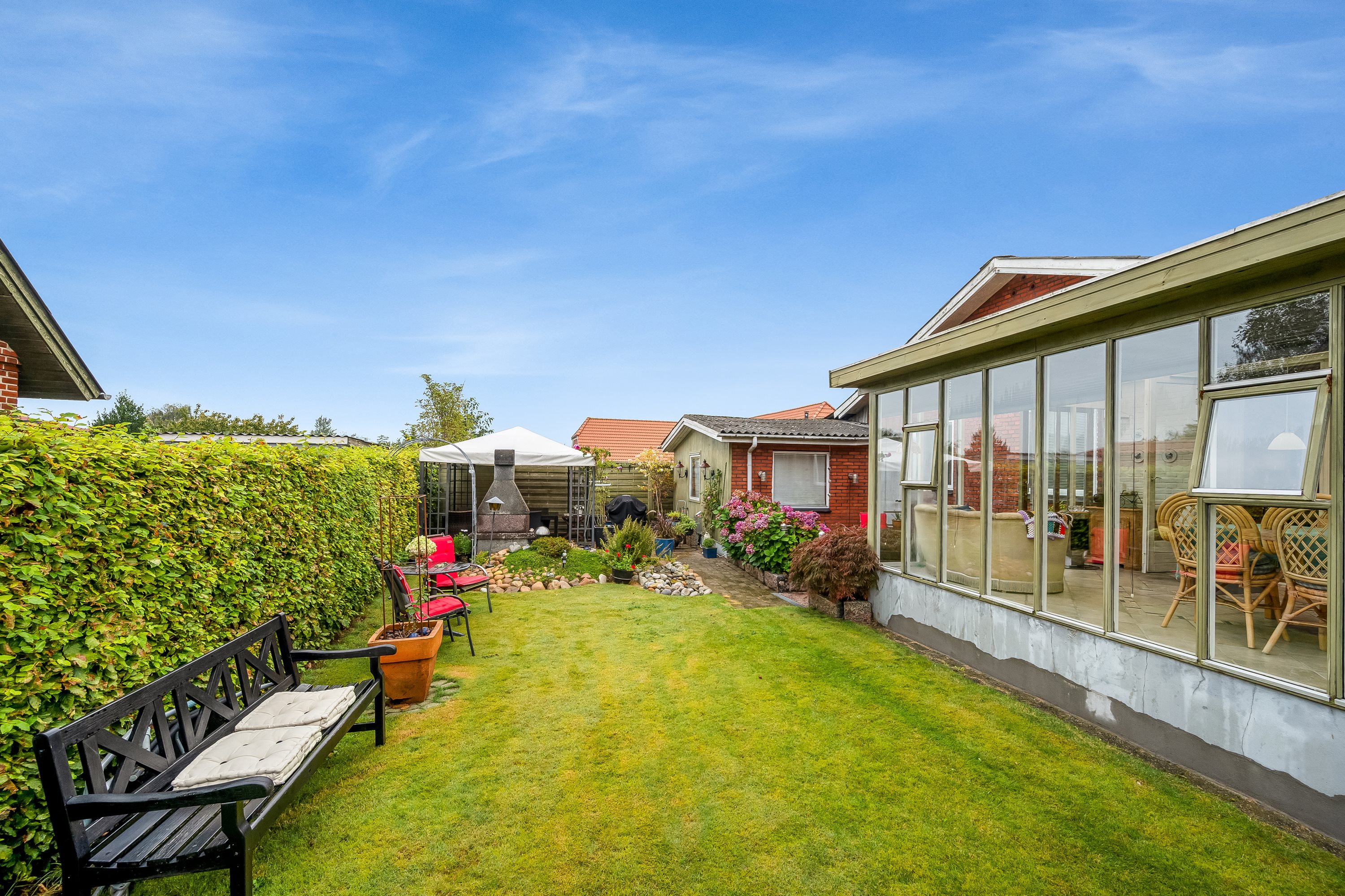 Fremhævet udendørs billede i fuldskærmstilstand. Billede af Hovedgaden 107, 6971 Spjald