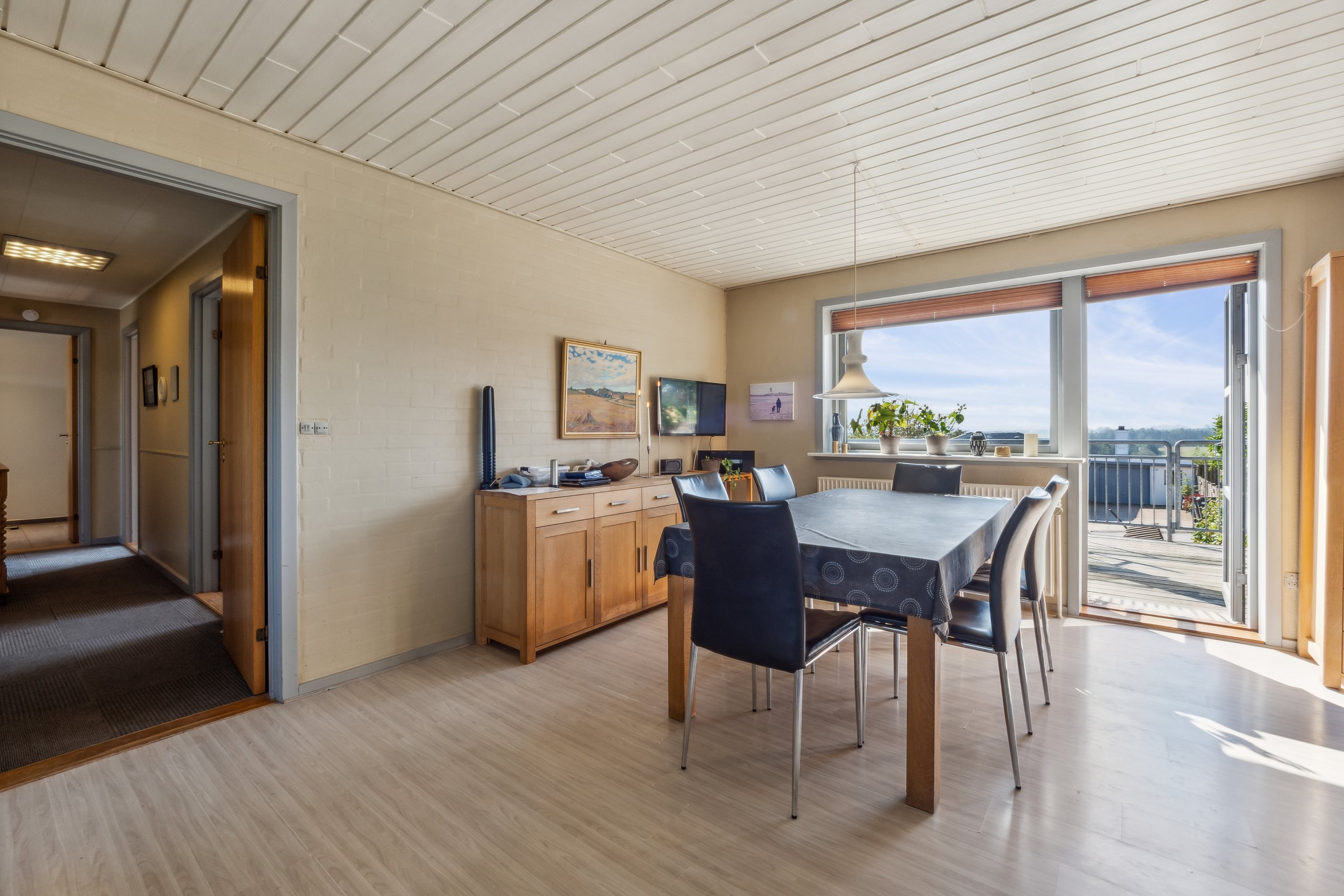 Fremhævet stue billede i fuldskærmstilstand. Billede af Solbakken 2, Ræhr, 7730 Hanstholm