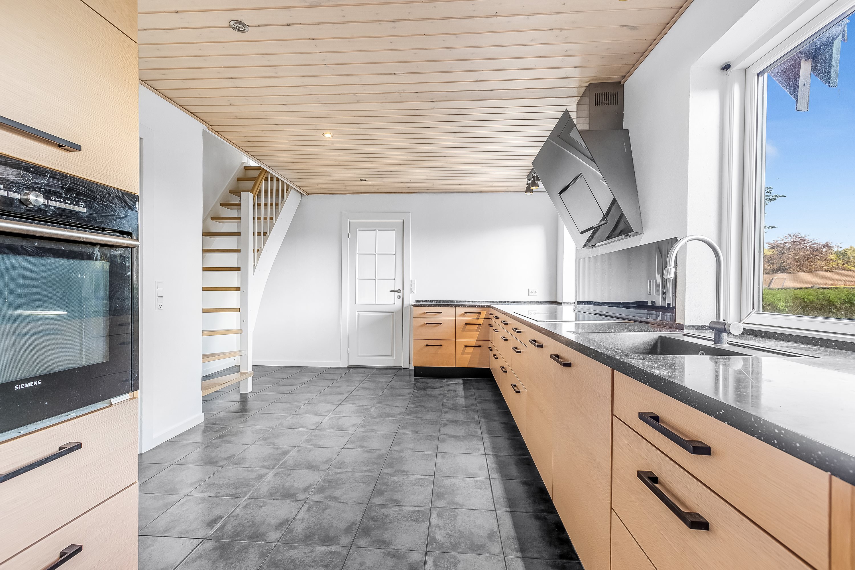 Fremhævet køkken billede i fuldskærmstilstand. Billede af Anne Franks Vej 2, 7500 Holstebro