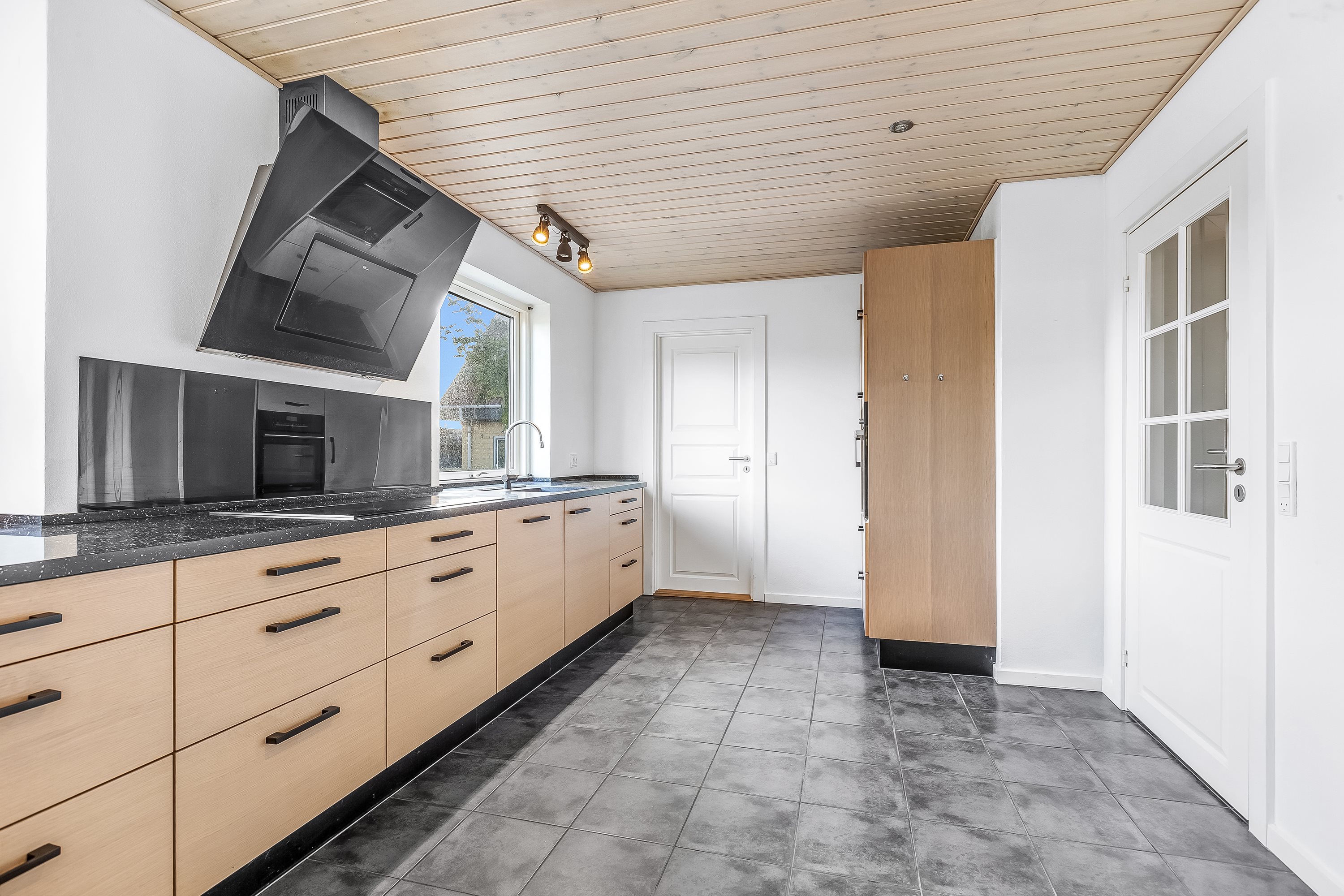 Fremhævet køkken billede i fuldskærmstilstand. Billede af Anne Franks Vej 2, 7500 Holstebro