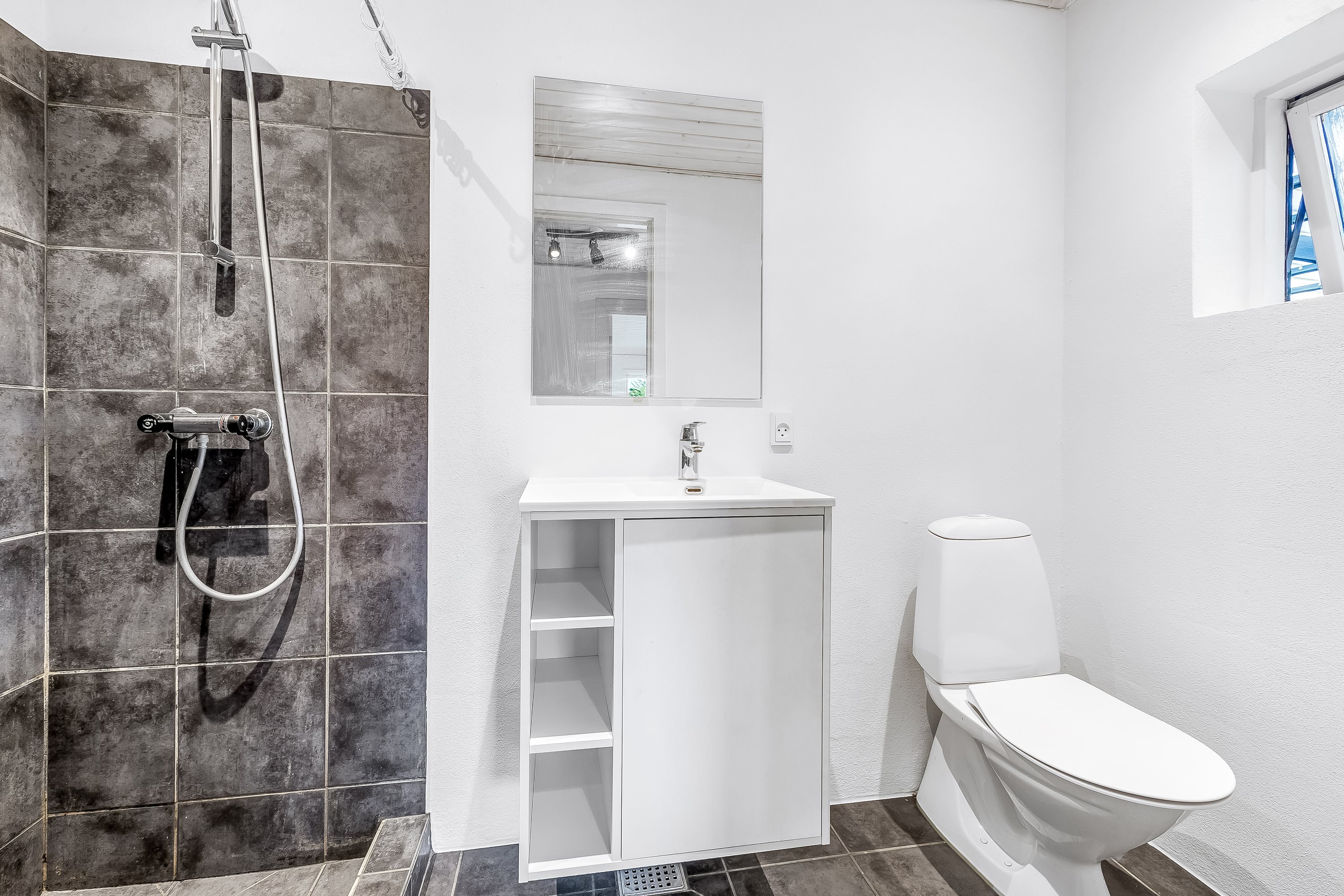 Fremhævet badeværelse billede i fuldskærmstilstand. Billede af Anne Franks Vej 2, 7500 Holstebro