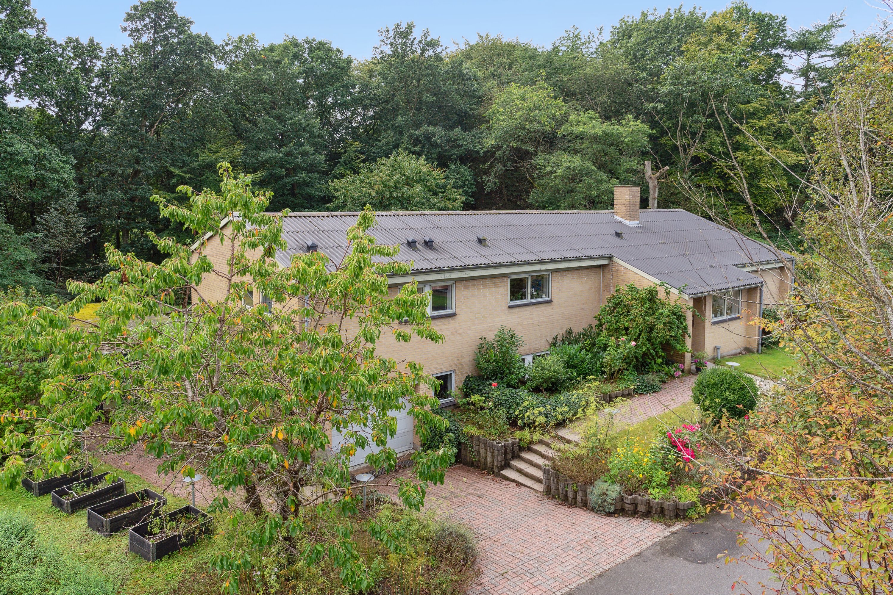 Miniaturebillede 1: set fra vejen. Billede af Sankelmarksvej 21, 8600 Silkeborg