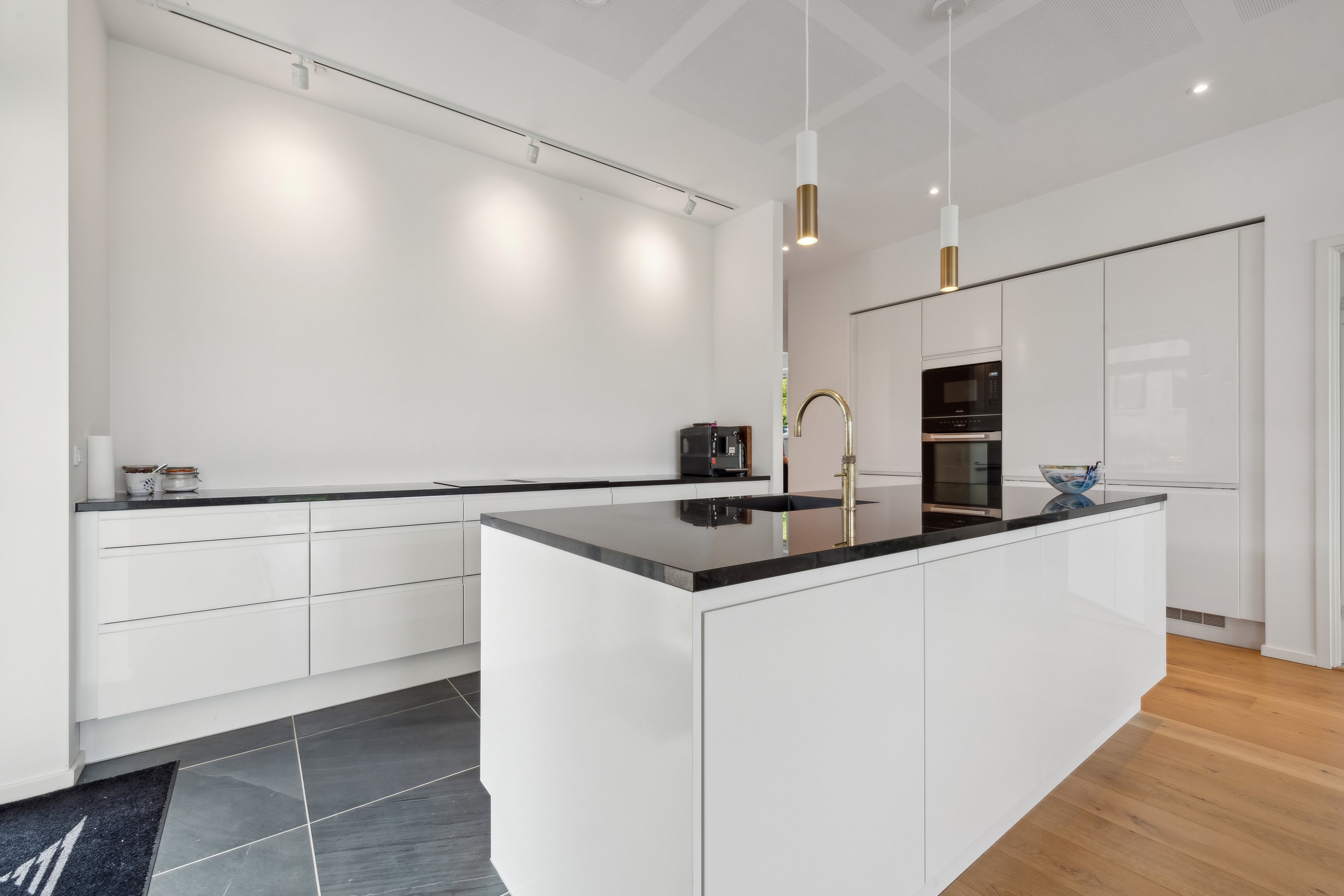 Fremhævet køkken billede i fuldskærmstilstand. Billede af Carsten Hauchs Vej 11, 3140 Ålsgårde