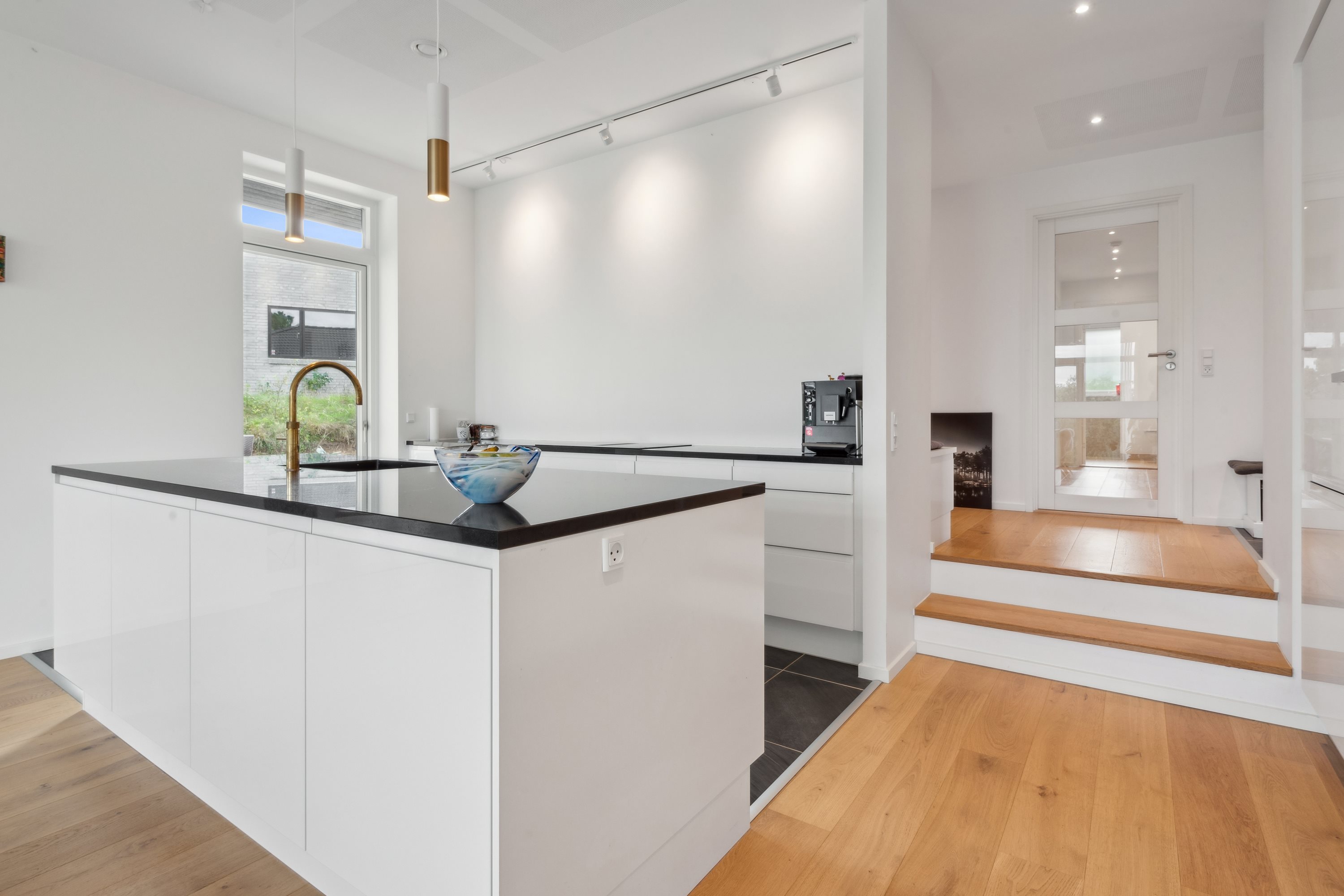 Fremhævet køkken billede i fuldskærmstilstand. Billede af Carsten Hauchs Vej 11, 3140 Ålsgårde