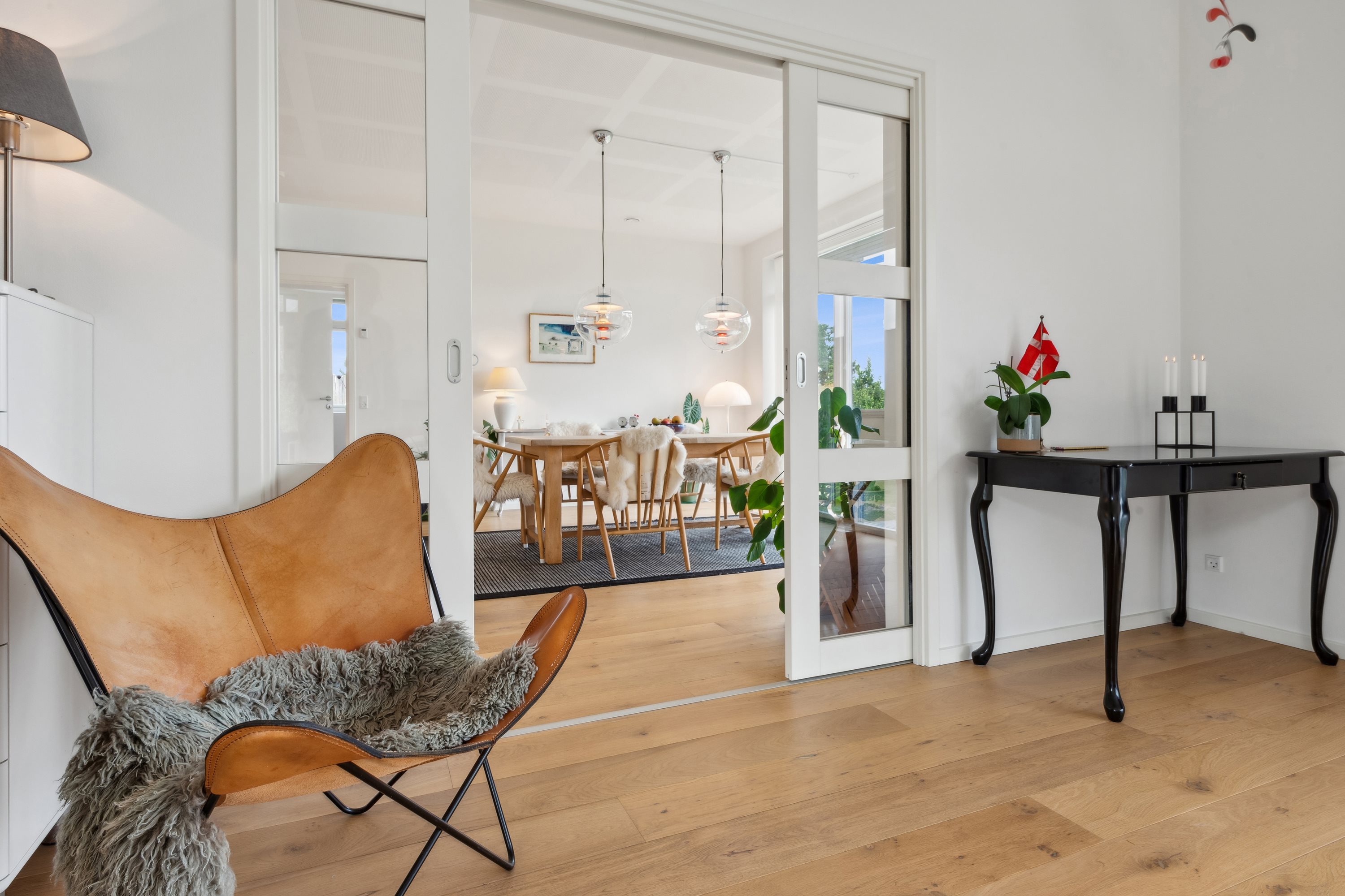 Fremhævet stue billede i fuldskærmstilstand. Billede af Carsten Hauchs Vej 11, 3140 Ålsgårde