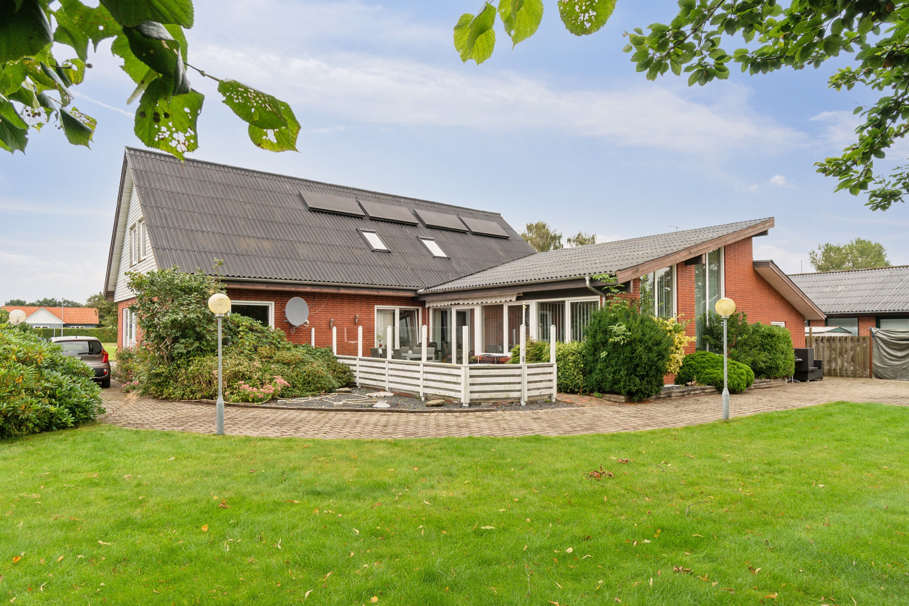 Fremhævet set fra haven billede i fuldskærmstilstand. Billede af Jernbanegade 28, 7442 Engesvang