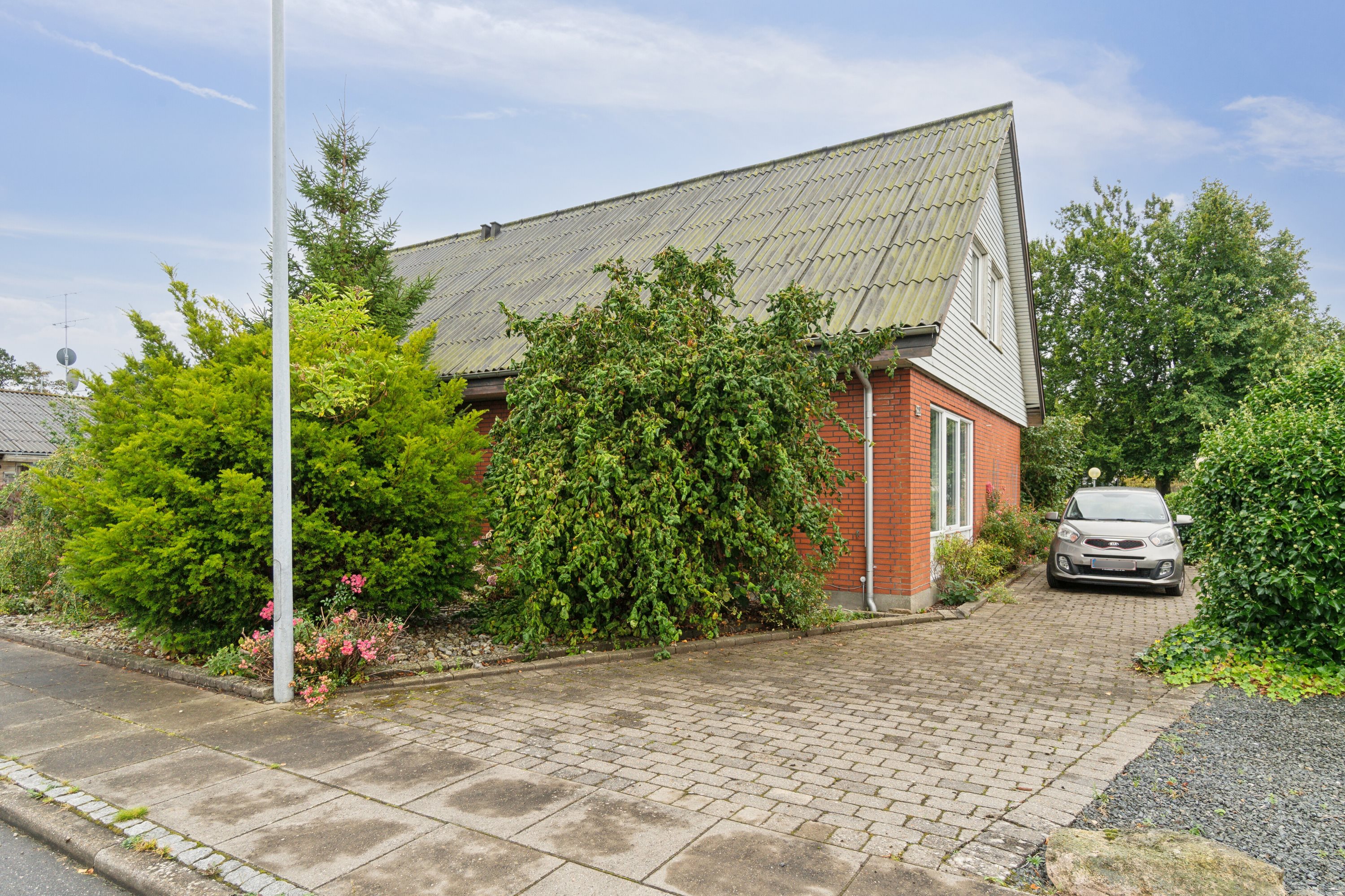 Fremhævet set fra vejen billede i fuldskærmstilstand. Billede af Jernbanegade 28, 7442 Engesvang