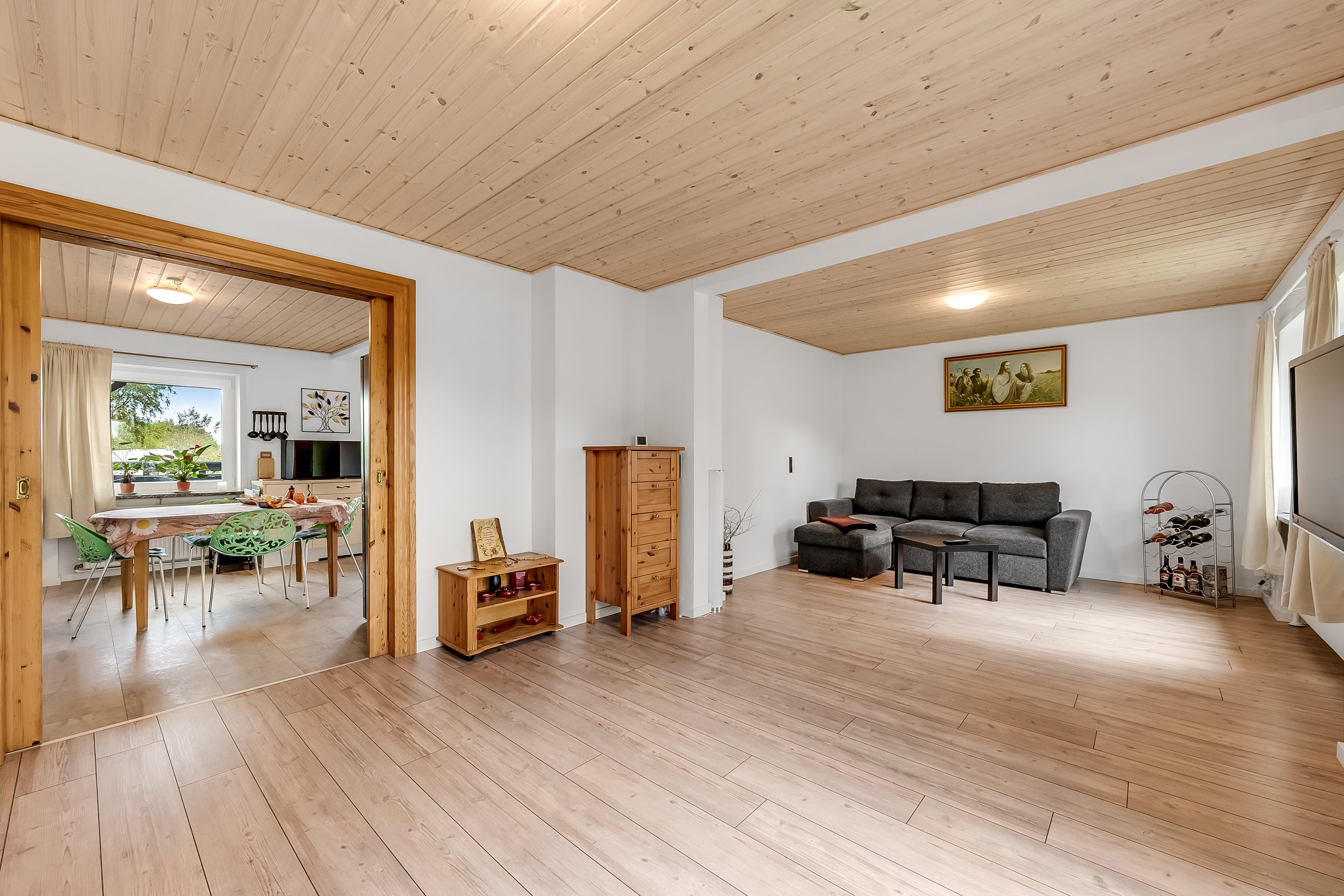 Fremhævet stue billede i fuldskærmstilstand. Billede af Finderupvej 18, Herborg, 6920 Videbæk