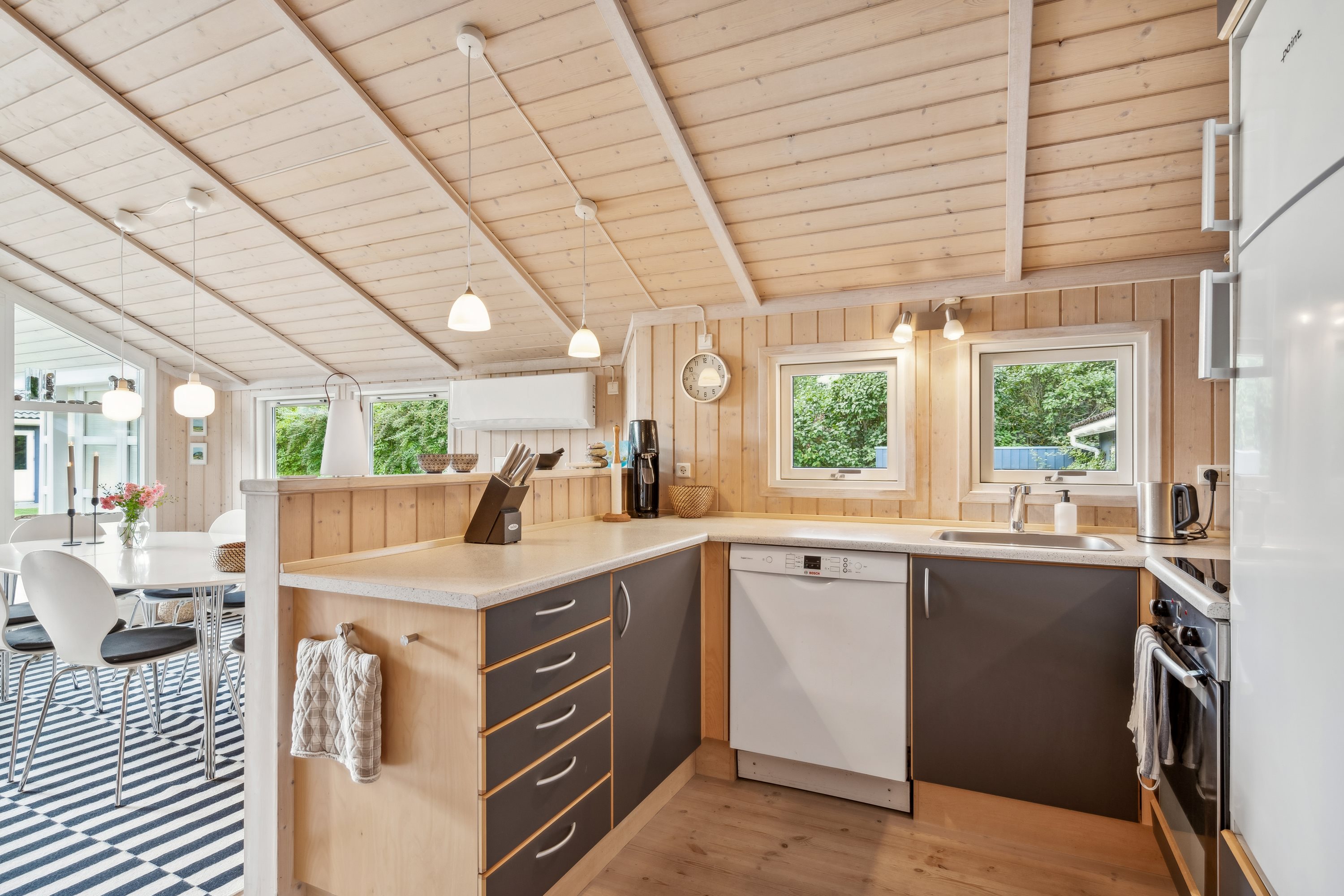 Fremhævet køkken billede i fuldskærmstilstand. Billede af Jenlevej 7, Elsegårde Strand, 8400 Ebeltoft