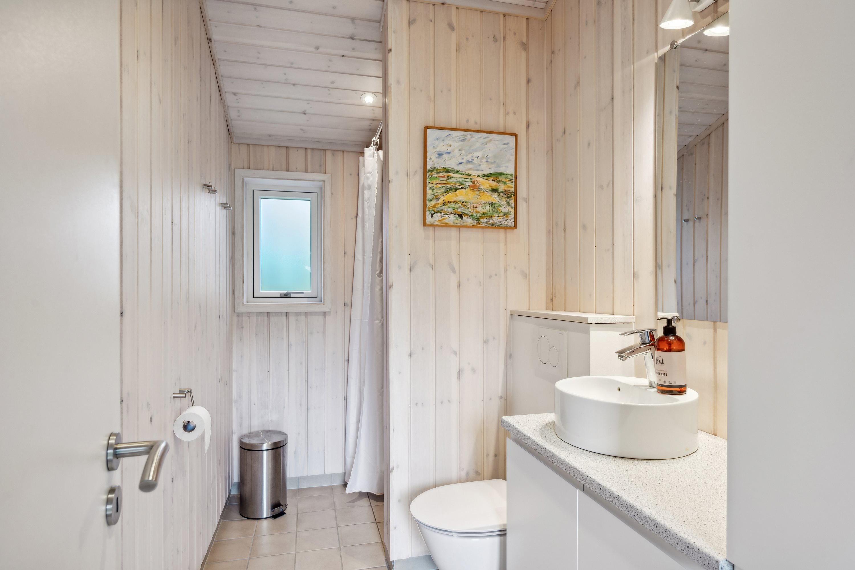 Fremhævet badeværelse billede i fuldskærmstilstand. Billede af Jenlevej 7, Elsegårde Strand, 8400 Ebeltoft