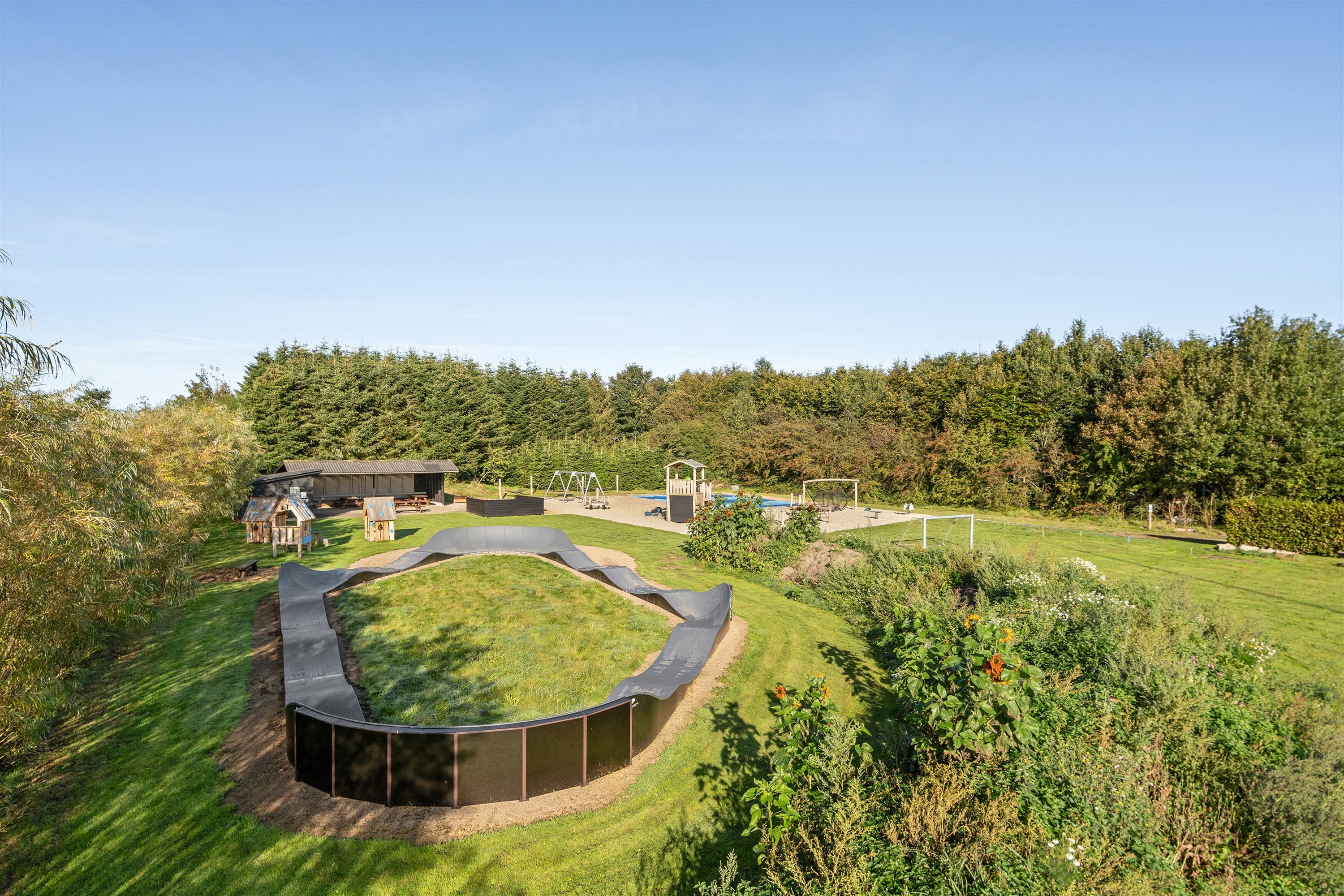 Fremhævet legeplads i orten billede i fuldskærmstilstand. Billede af Teglgårdvej 2, Orten, 6800 Varde