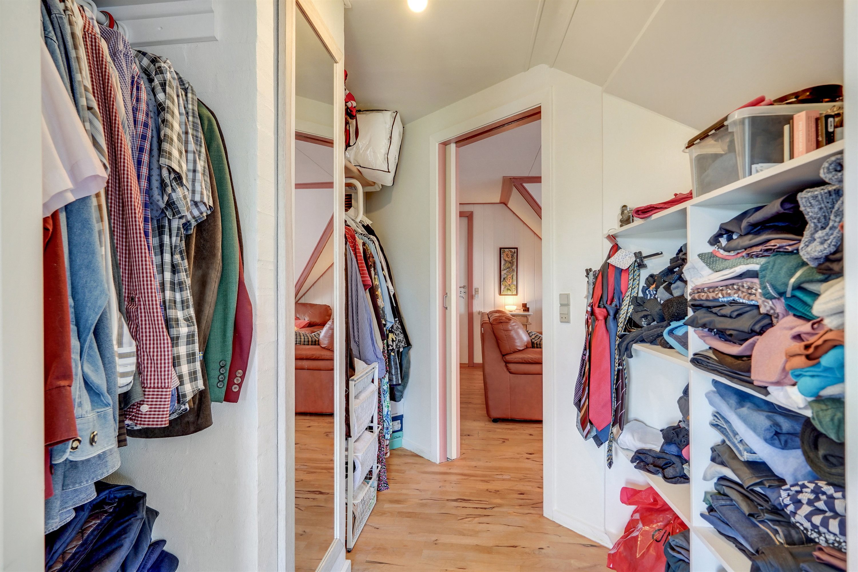 Fremhævet walkin closet billede i fuldskærmstilstand. Billede af Teglgårdvej 2, Orten, 6800 Varde