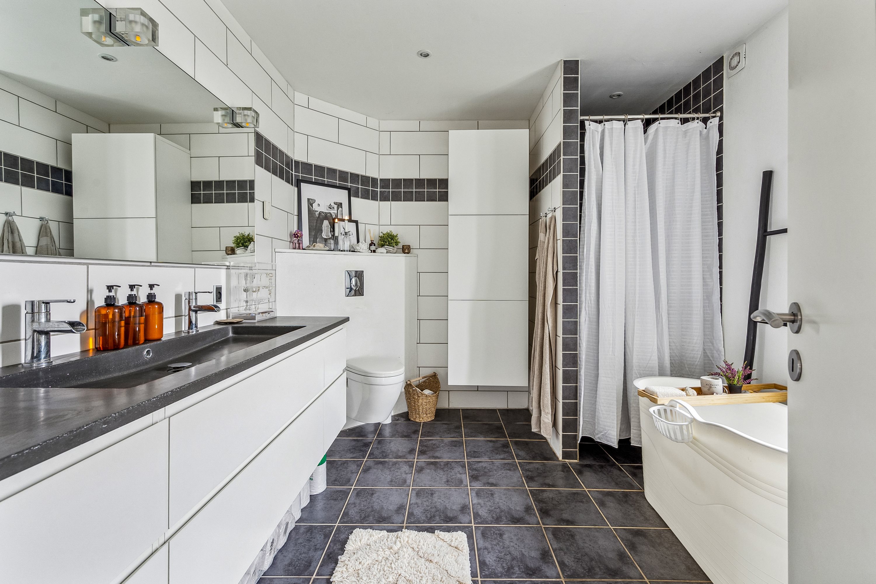 Fremhævet badeværelse billede i fuldskærmstilstand. Billede af Bredgade 31, 9610 Nørager