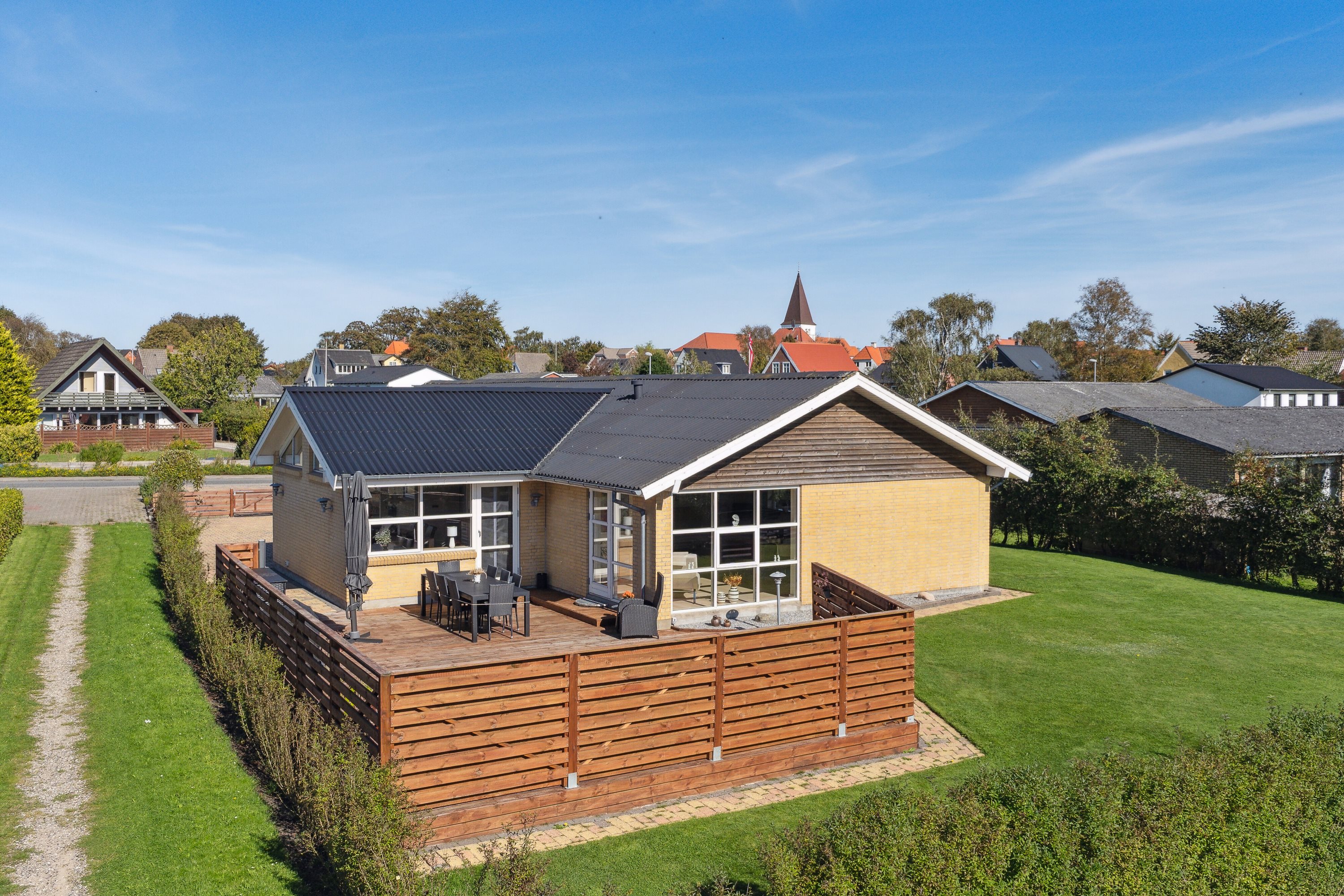 Fremhævet udendørs billede i fuldskærmstilstand. Billede af Nygade 5, 9870 Sindal