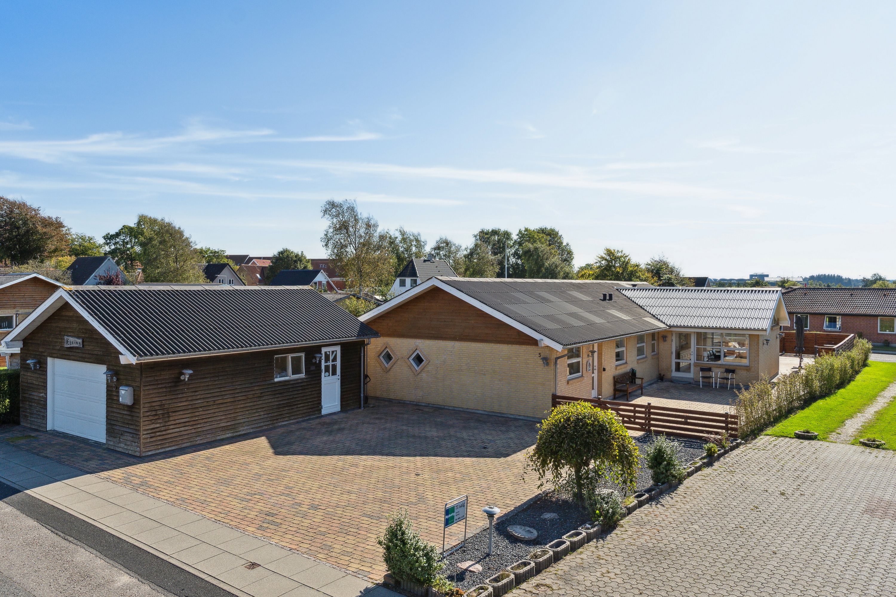 Fremhævet set fra vejen billede i fuldskærmstilstand. Billede af Nygade 5, 9870 Sindal