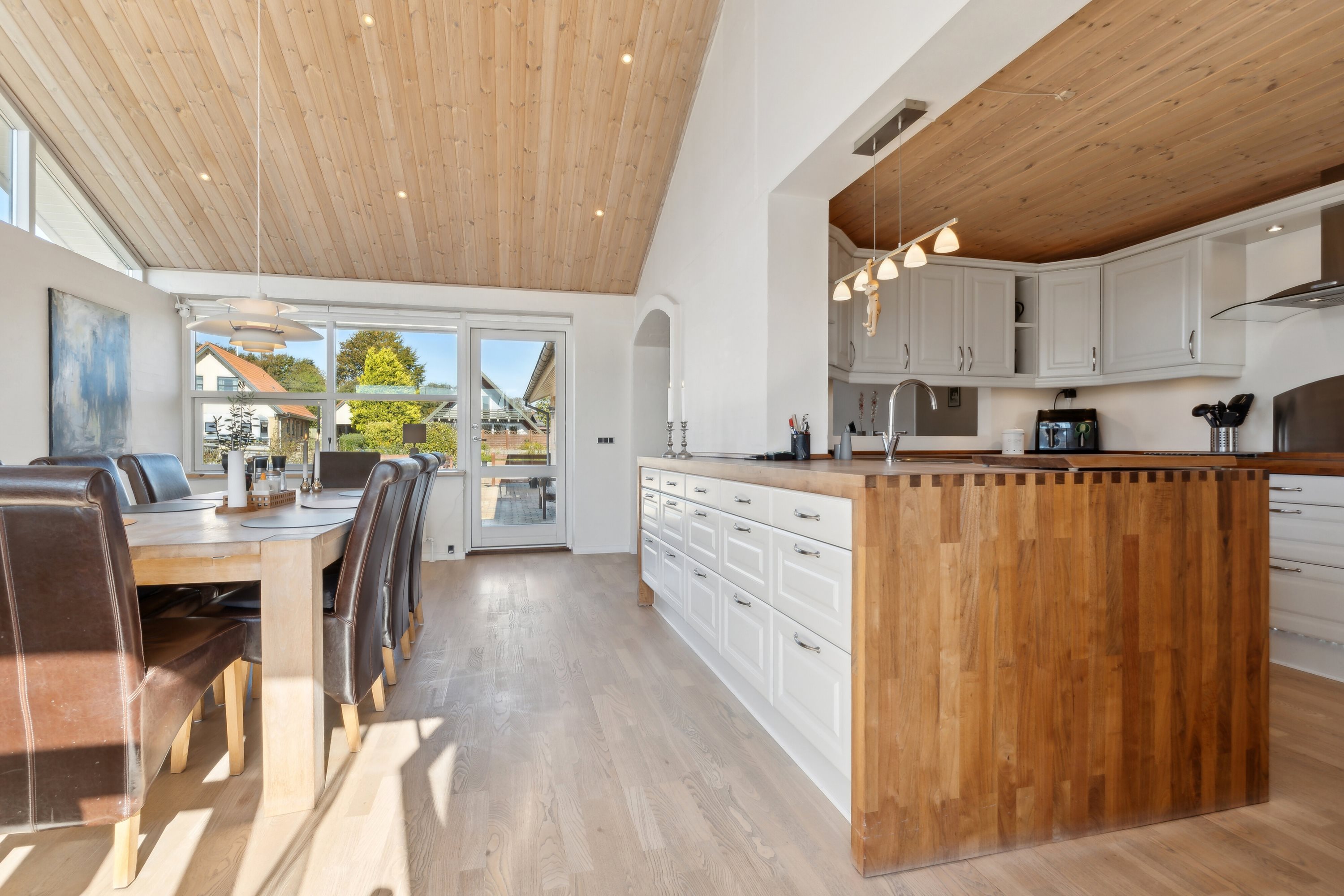 Fremhævet køkken-alrum billede i fuldskærmstilstand. Billede af Nygade 5, 9870 Sindal