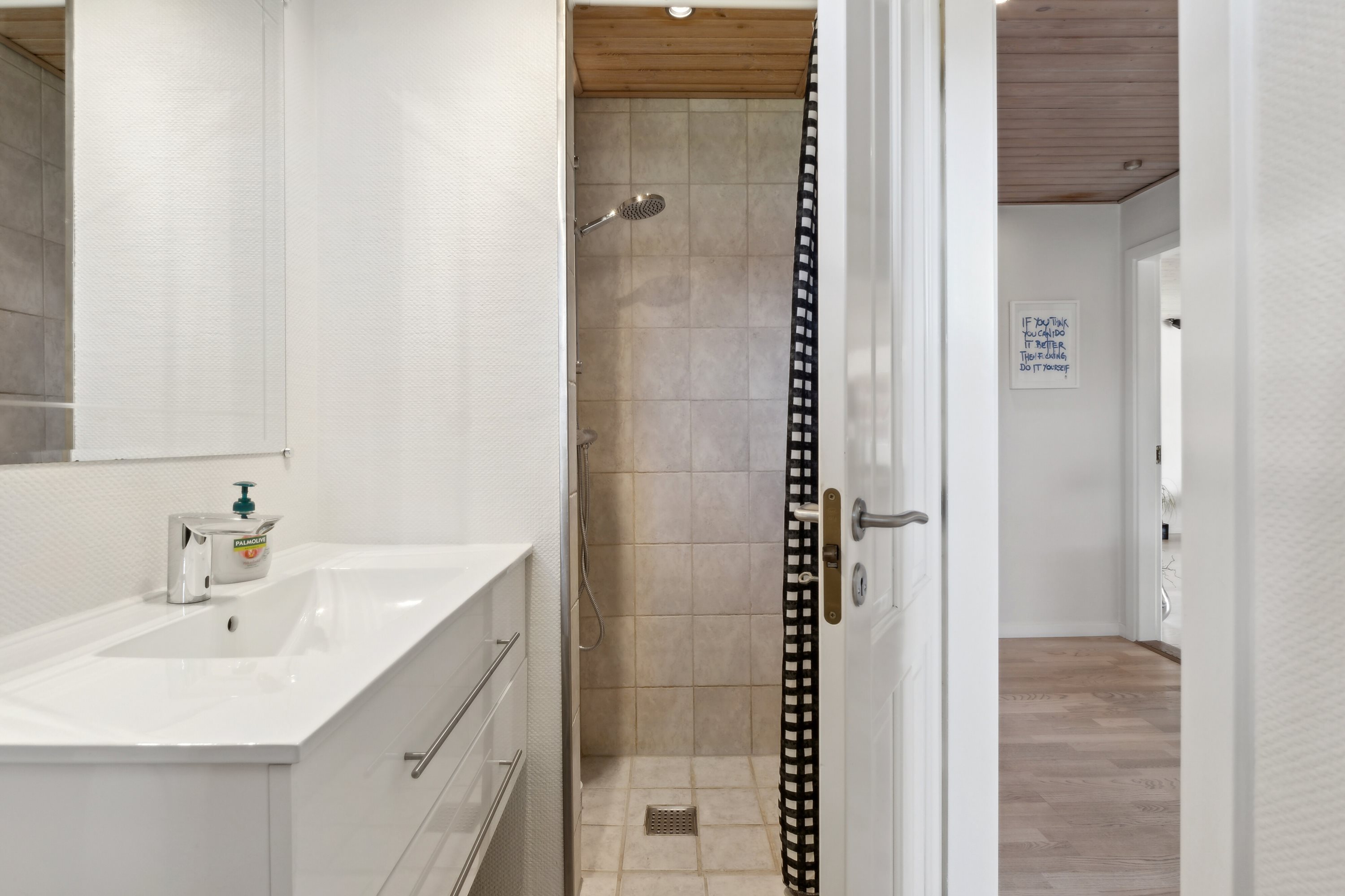 Fremhævet badeværelse billede i fuldskærmstilstand. Billede af Nygade 5, 9870 Sindal