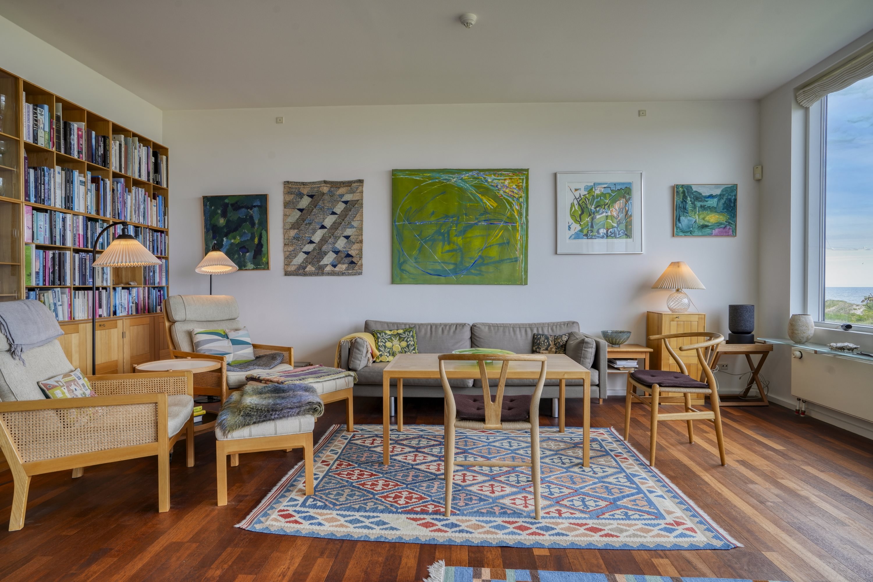 Fremhævet stue billede i fuldskærmstilstand. Billede af Kystvej 20, 2. 2., 3100 Hornbæk