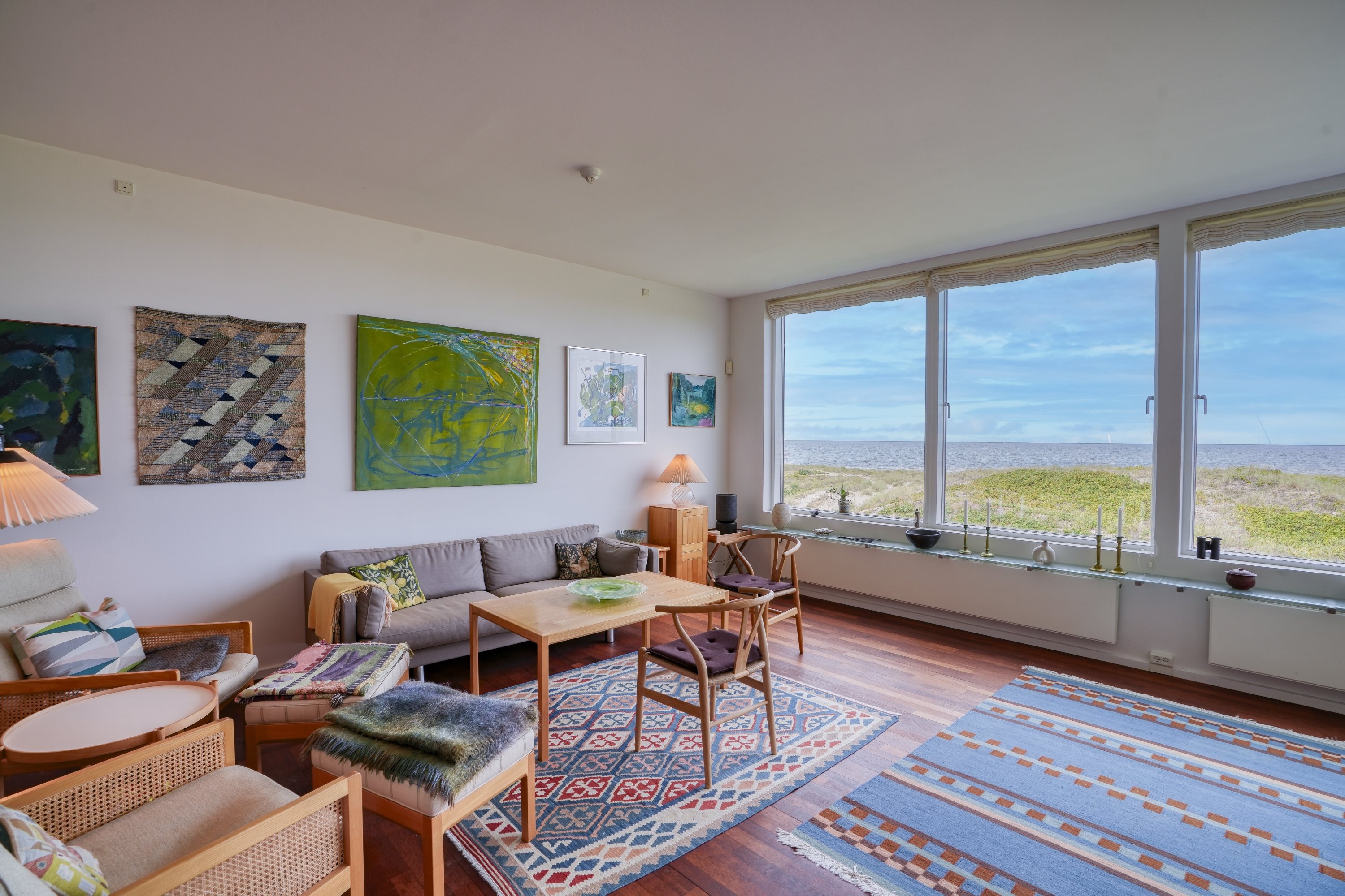 Fremhævet stue billede i fuldskærmstilstand. Billede af Kystvej 20, 2. 2., 3100 Hornbæk