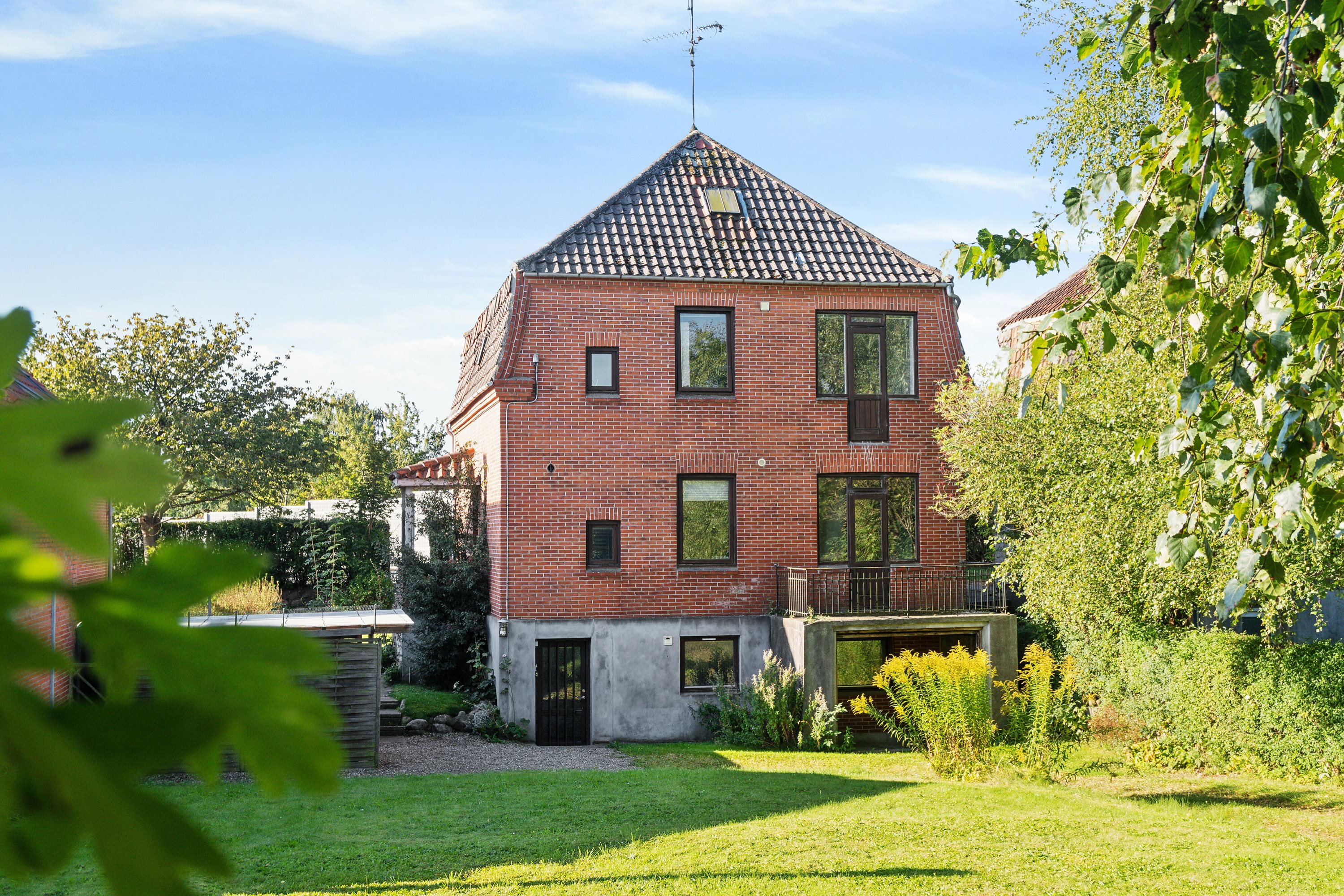 Fremhævet set fra haven billede i fuldskærmstilstand. Billede af Fåborgvej 24, 5700 Svendborg