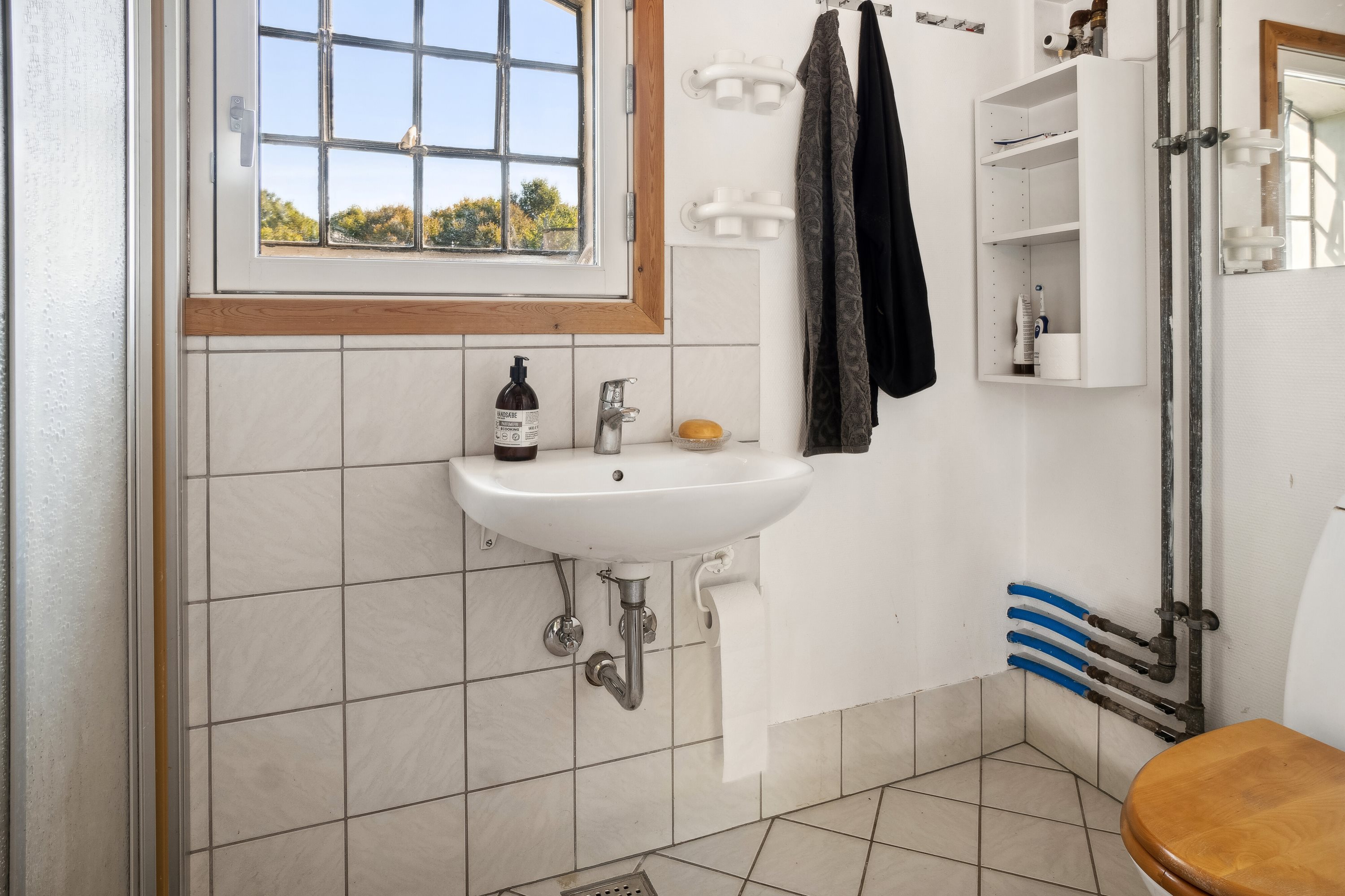 Fremhævet badeværelse billede i fuldskærmstilstand. Billede af Tingvejen 57, 4400 Kalundborg