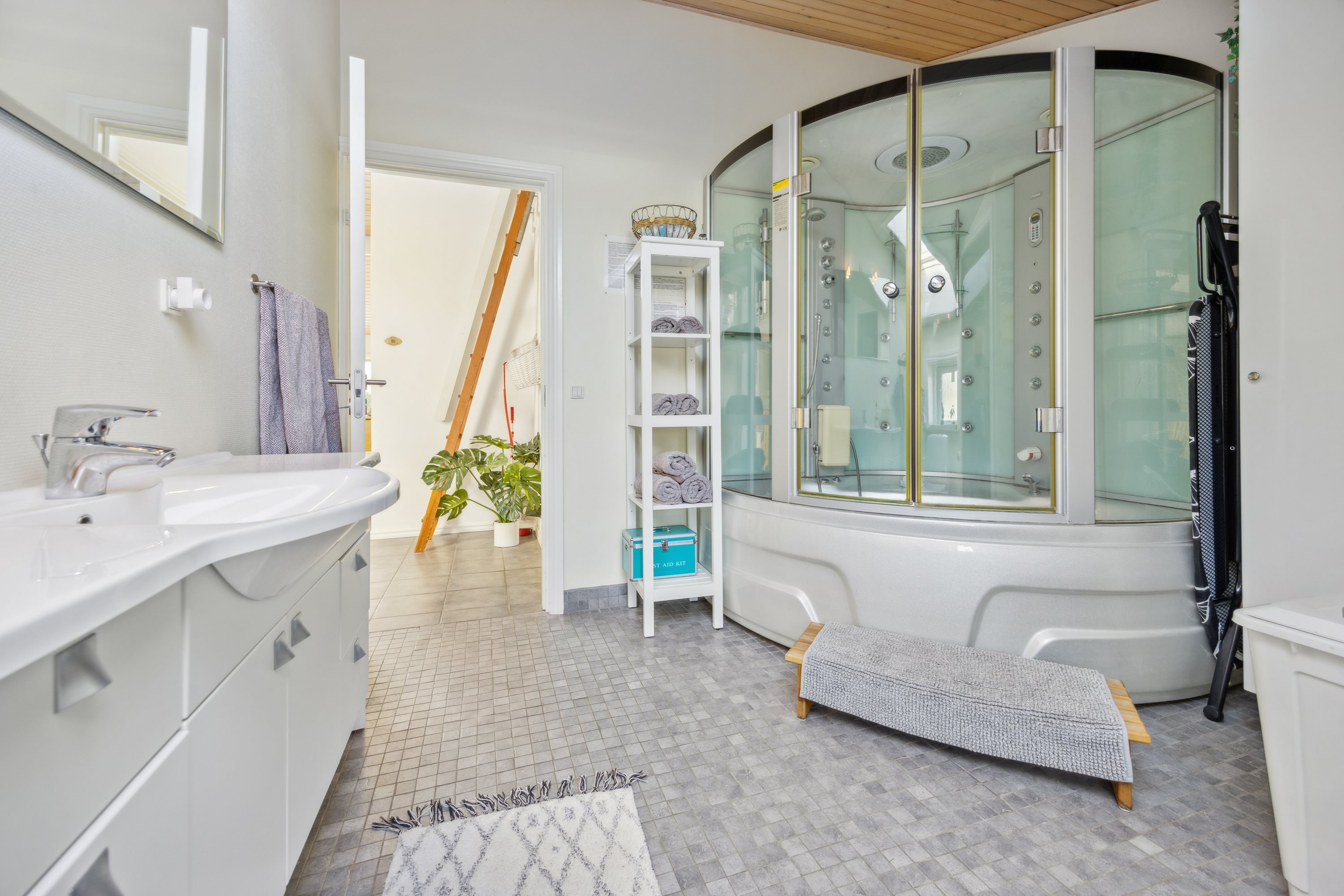 Fremhævet badeværelse billede i fuldskærmstilstand. Billede af Jupitervej 16, Gl Bisnap, 9370 Hals