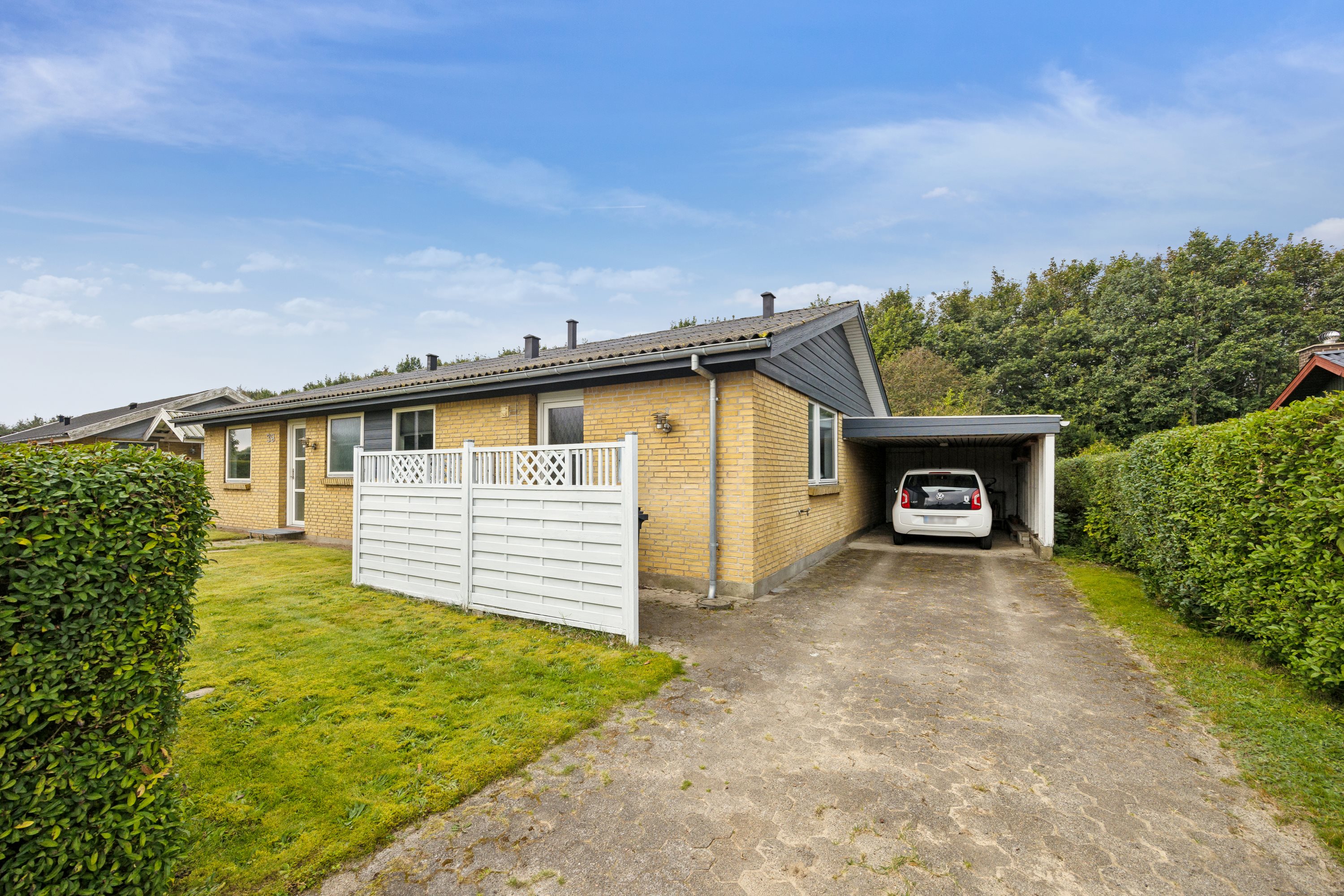 Fremhævet facade billede i fuldskærmstilstand. Billede af Nøddevej 39, Stae, 9310 Vodskov