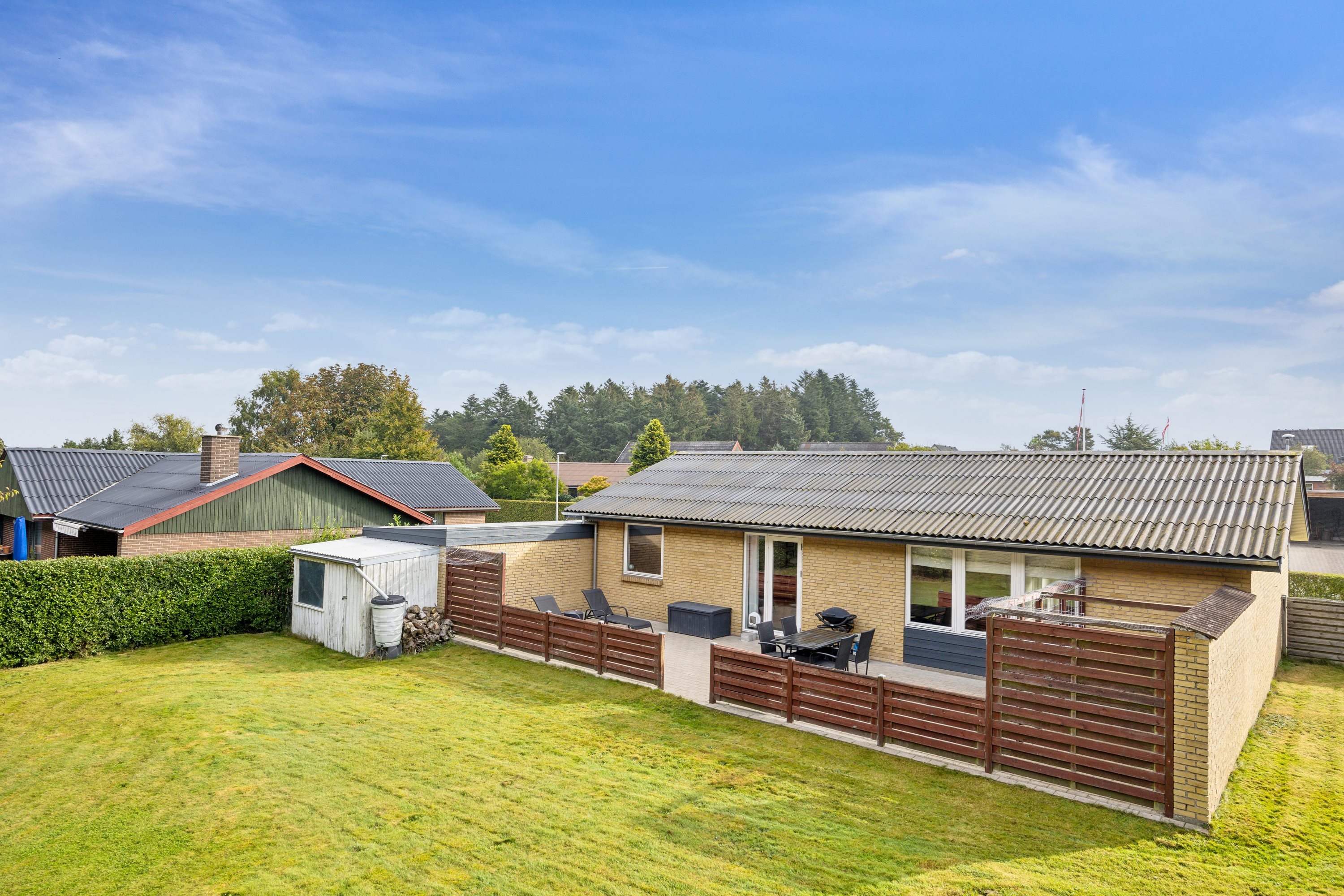 Fremhævet facade billede i fuldskærmstilstand. Billede af Nøddevej 39, Stae, 9310 Vodskov