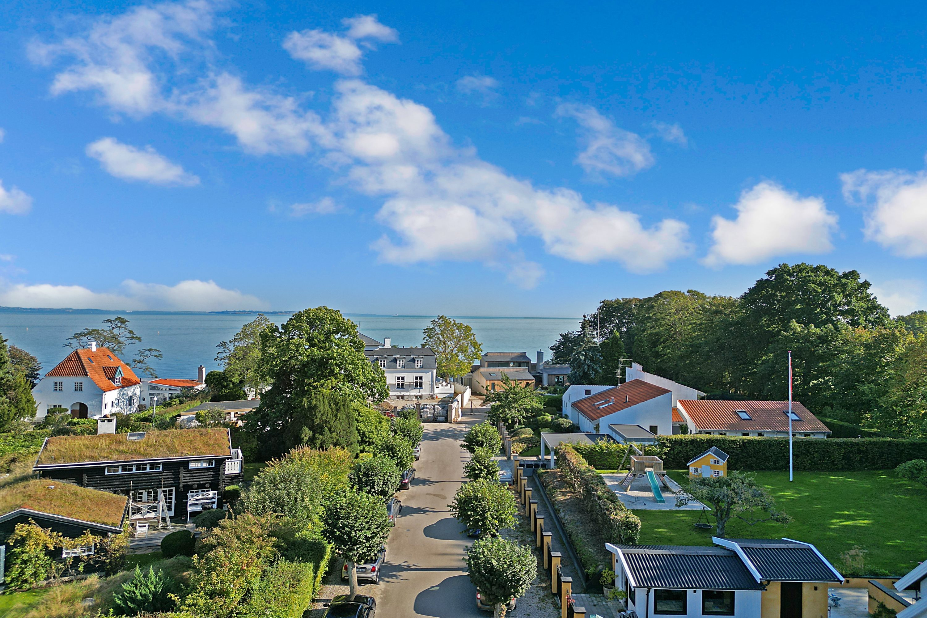 Fremhævet luftfoto billede i fuldskærmstilstand. Billede af Strand Alle 11, 3050 Humlebæk